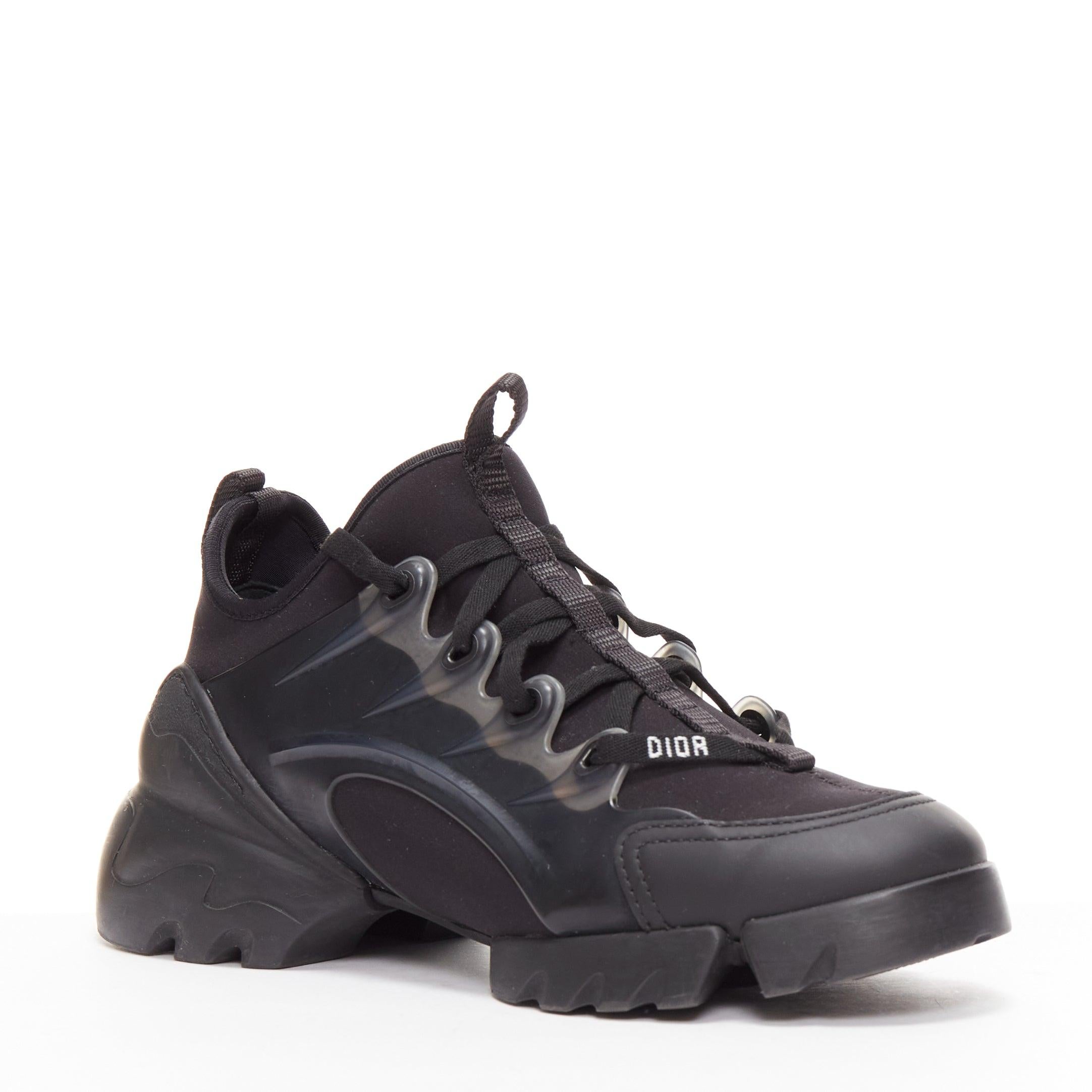 DIOR D-connect Schwarzer klobiger Turnschuhe mit technischem D-connect-Logo und Schnürung EU35
Referenz: YIKK/A00078
Marke: Dior
Modell: D-Verbindung
MATERIAL: Stoff, Gummi
Farbe: Schwarz
Muster: Solide
Verschluss: Schnürung
Innenfutter: Schwarzer
