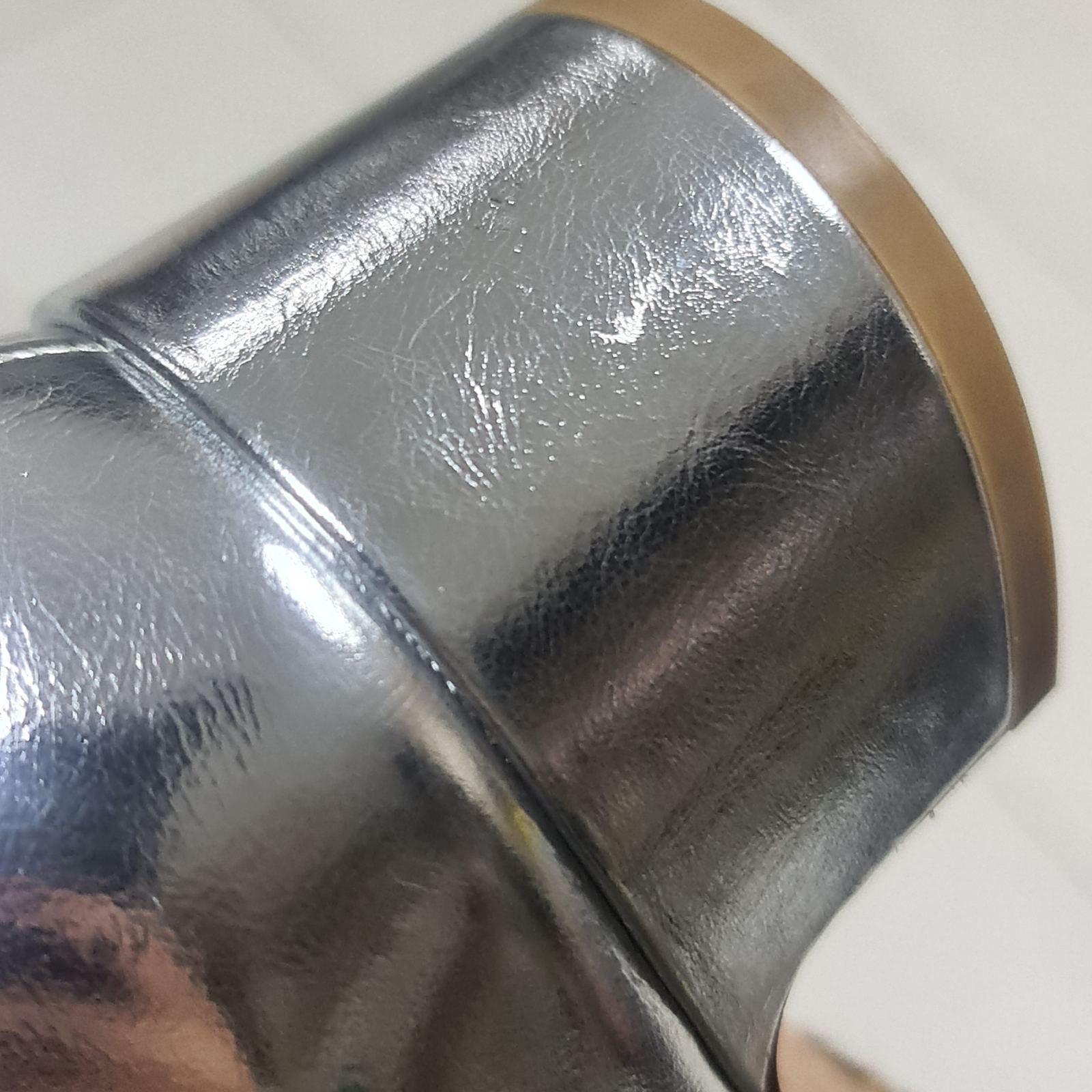 Sortez en beauté avec ces escarpins Mary Jane D-Doll de Dior. Confectionnés en cuir laminé, ces escarpins sont dotés d'une triple boucle qui ajoute une touche de sophistication à toutes les tenues.

Condit : Très bon état, légèrement