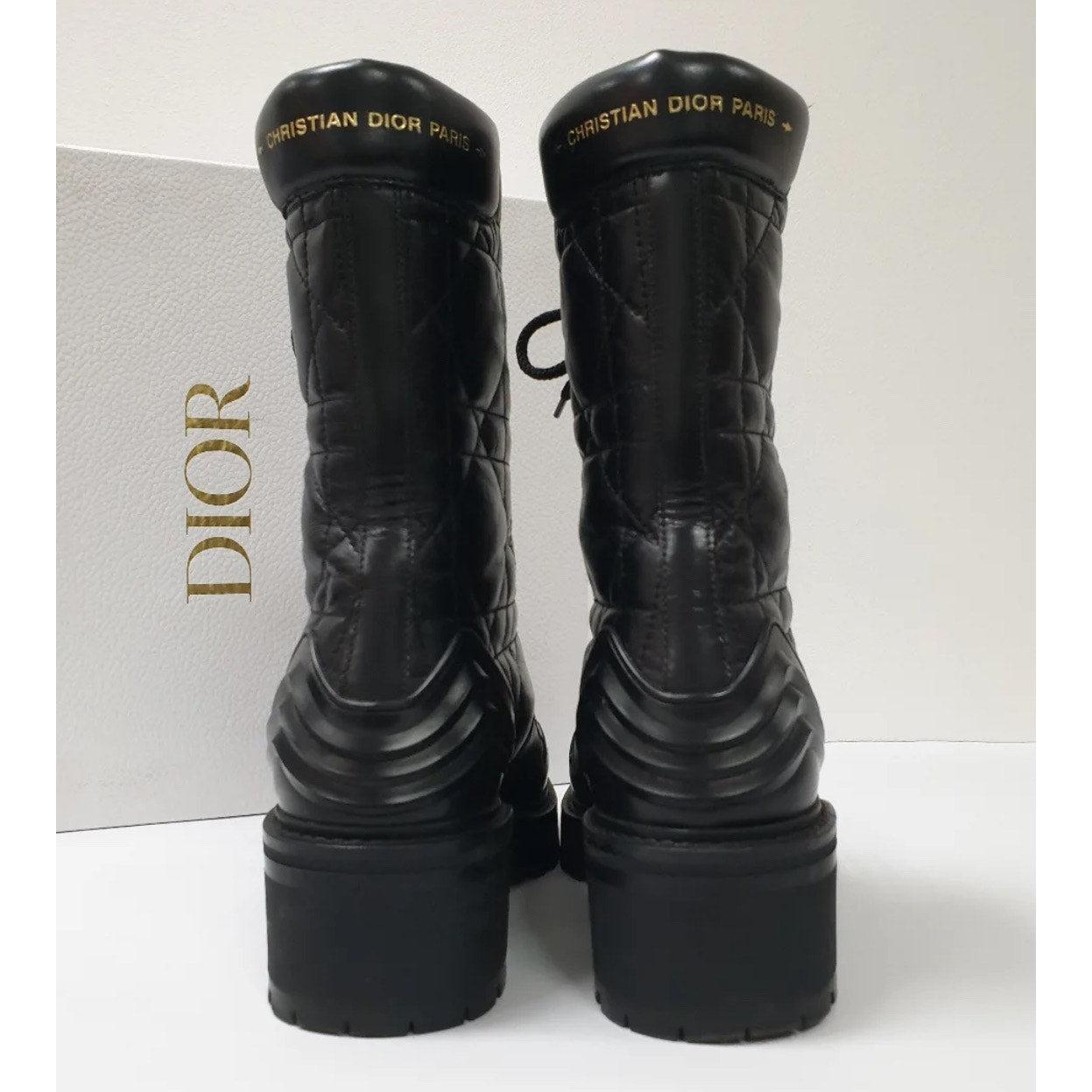 Gehen Sie stilvoll aus mit diesen kultigen DIOR D-Leader Kampfstiefeletten!
Diese aus luxuriösem Cannage-Steppleder gefertigten Stiefel bieten eine Mischung aus kultivierter Raffinesse und klassischem Design.
Größe: 39 
Zustand: Guter Zustand, wie