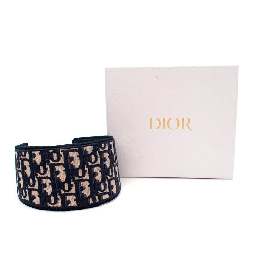  Dior D-Oblique Jacquard Monogram Headband

- Oblique motif
- Fully embroidered cotton
- Elevated by a 'CHRISTIAN DIOR PARIS' signature on the interior
- Navy blue & beige tones

Materials:
100% Cotton 

Made in Italy

PLEASE NOTE, THESE ITEMS ARE