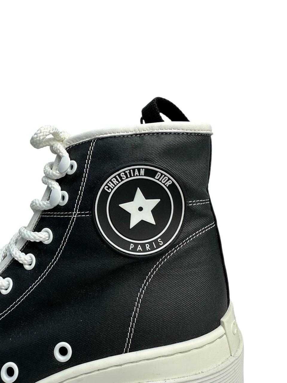 Elevate your style with these stunning Dior D-Rise lace-up boots! These boots are in very good condition and feature a chic black and white colorway. Perfect for adding a touch of luxury to any outfit.

Features:
- Brand: Dior
- Style: D-Rise Lace