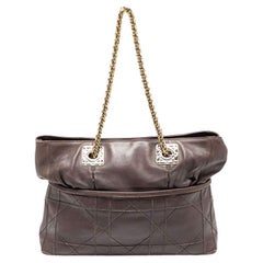 Dunkelbeige Cannage Granville-Gliedertasche aus Leder mit Kette
