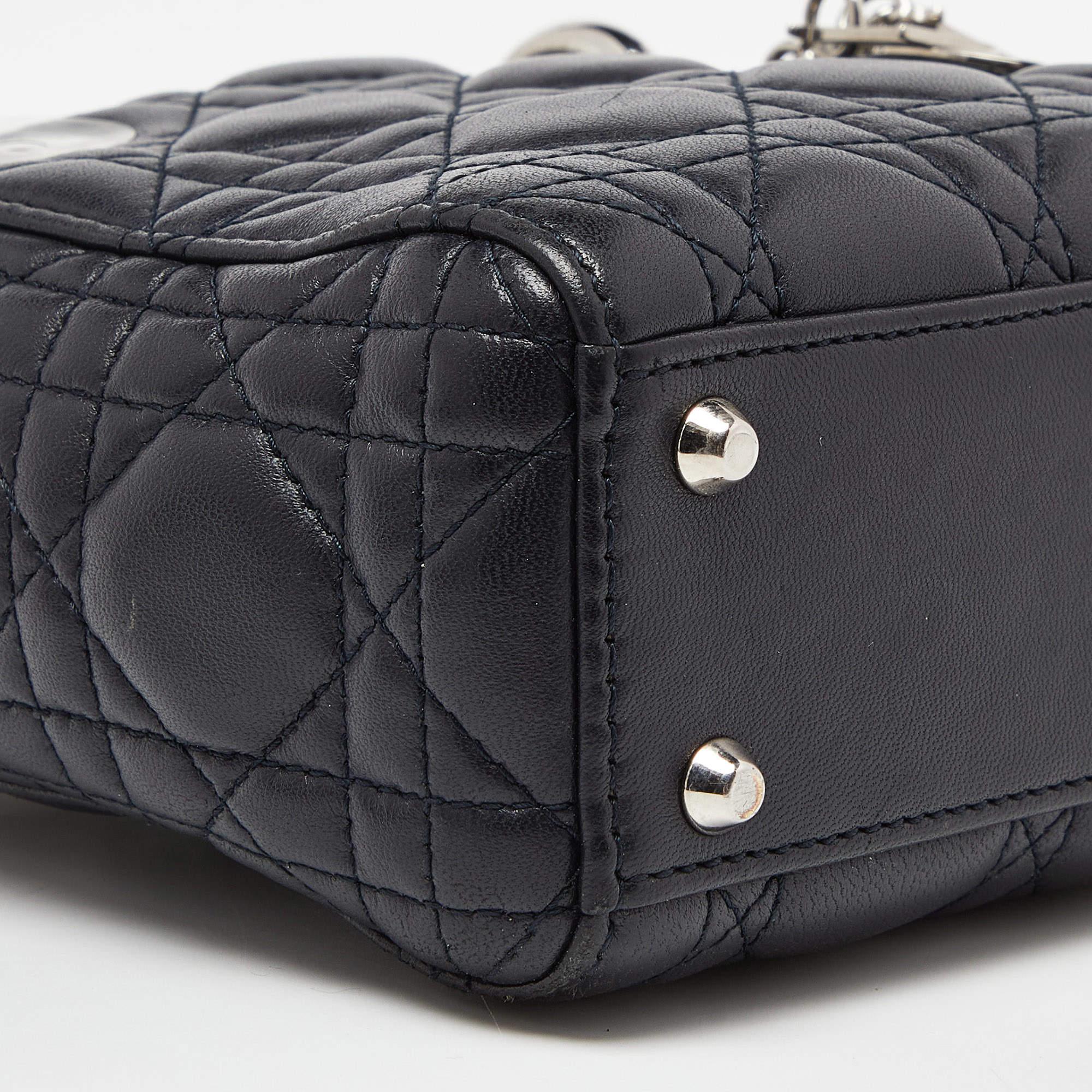 Mini sac cabas Lady Dior en cuir cannage bleu foncé en vente 6