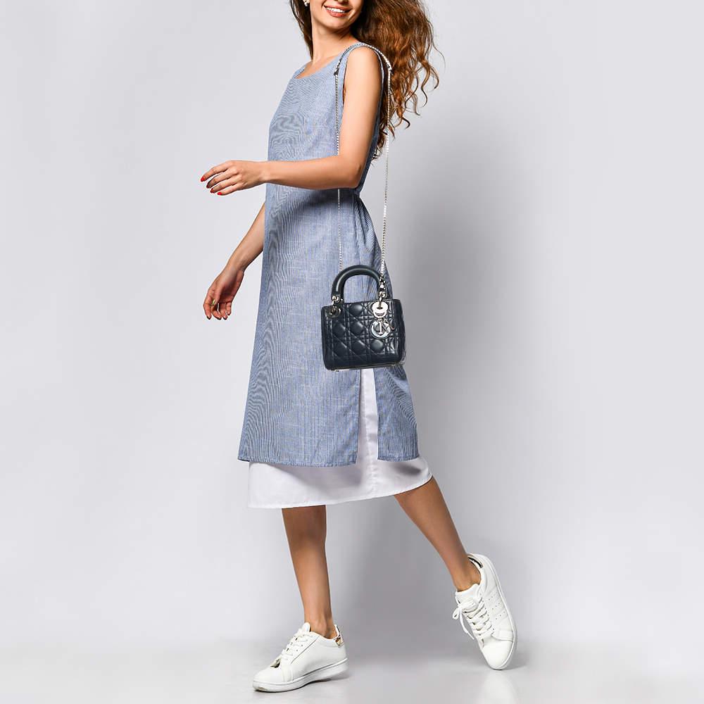 Mini sac cabas Lady Dior en cuir cannage bleu foncé en vente 4