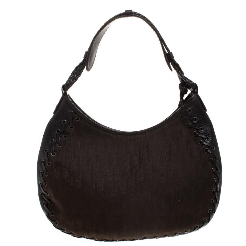 This stylish hobo bag comes from the house of Dior. Know for its unique aesthetic and quality craftsmanship, the brand makes sure every creation is perfect and will last a long time. This bag here has been crafted from quality Diorissimo nylon and