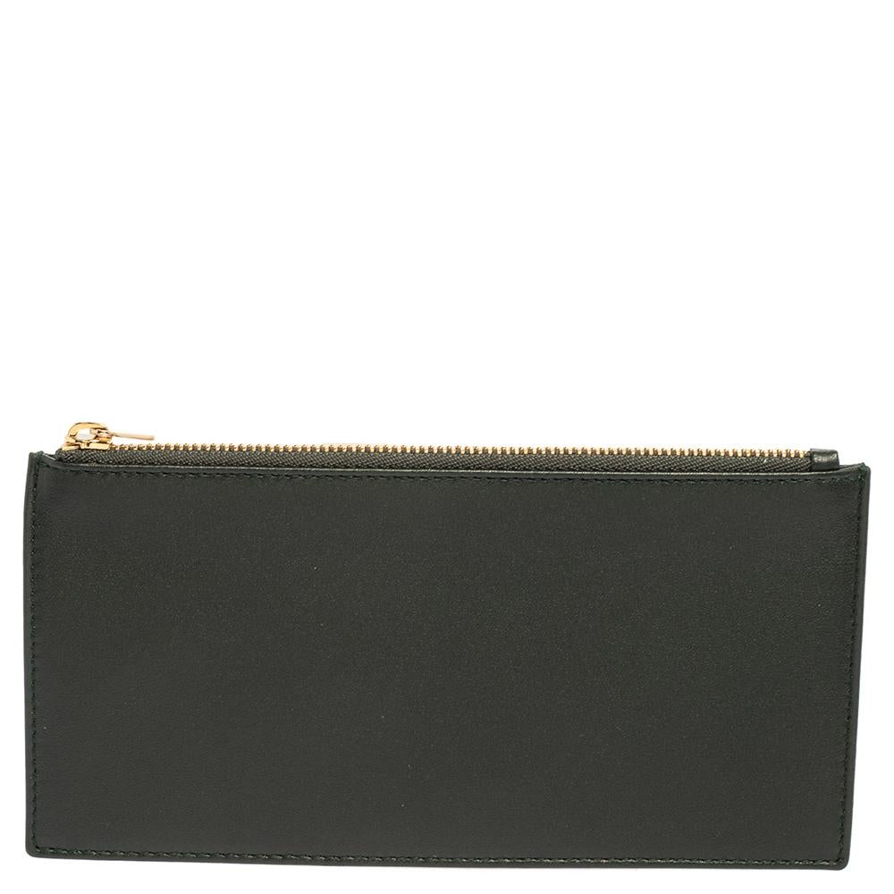 Questo marsupio da donna di Dior è stato realizzato in pelle verde scuro e ha una forma semplice. Ha un interno foderato in nylon e chiuso da una zip.


