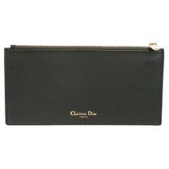 Dior: astuccio piatto con zip in pelle verde scuro