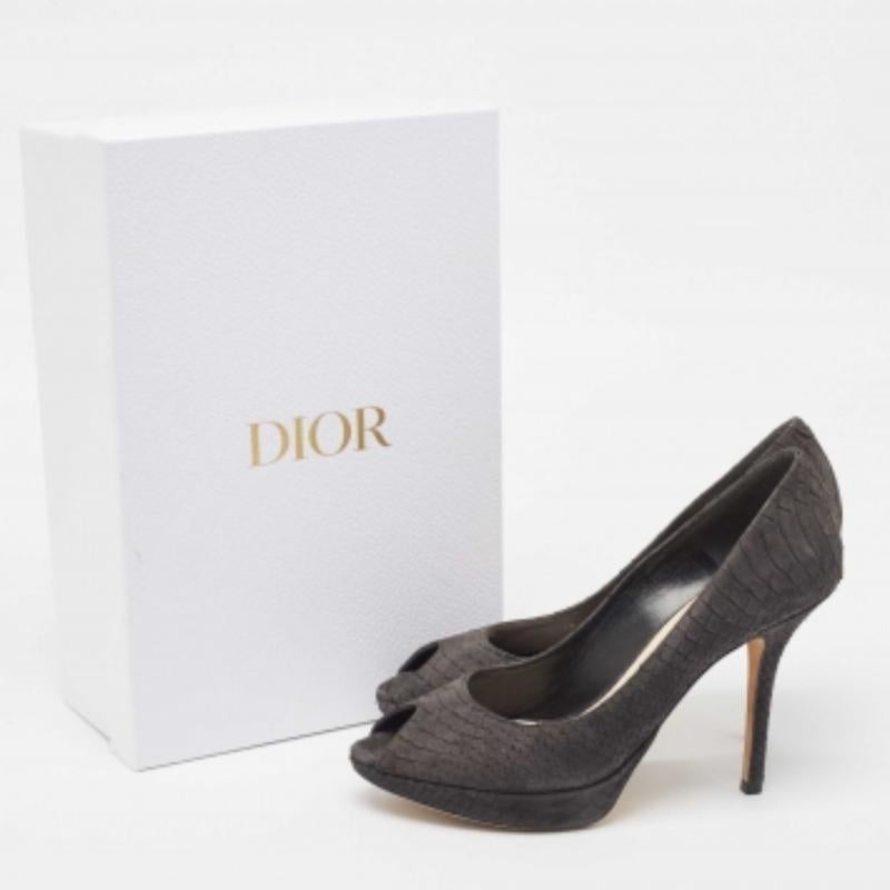 Setzen Sie mit diesen Designer-Pumps ein schickes Stil-Statement. Sie zeichnen sich durch einen robusten Absatz und eine strapazierfähige Sohle aus, perfekt für Ihre modischen Ausflüge!