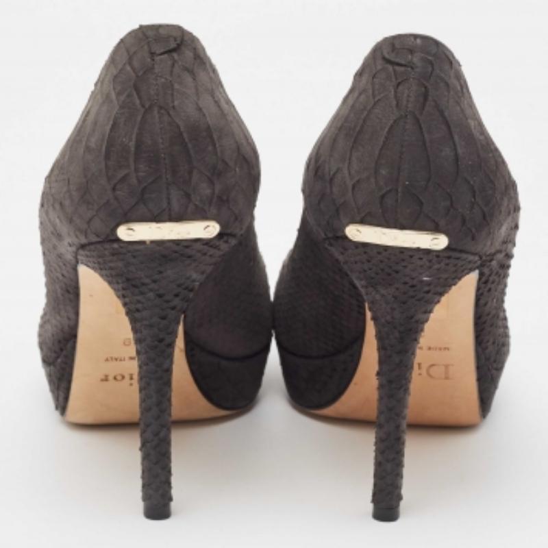 Dior Dunkel Grau Python Geprägtes Leder Miss Dior Peep Toe Pumps Größe 39 im Angebot 1