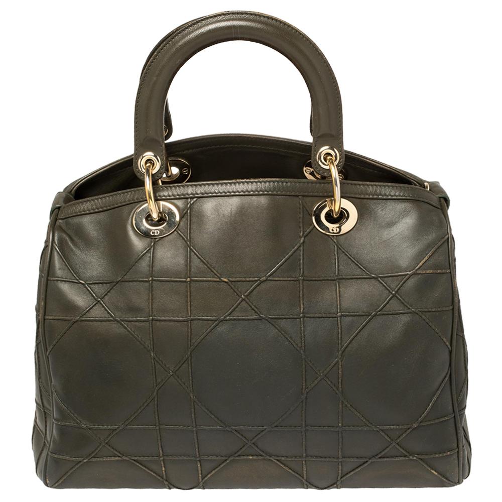 This Granville Polochon from Dior is a bag that every fashionista craves to possess. The bag has been crafted from leather and it carries a sleek olive green exterior. It is equipped with a nylon interior, two rolled handles with a detachable
