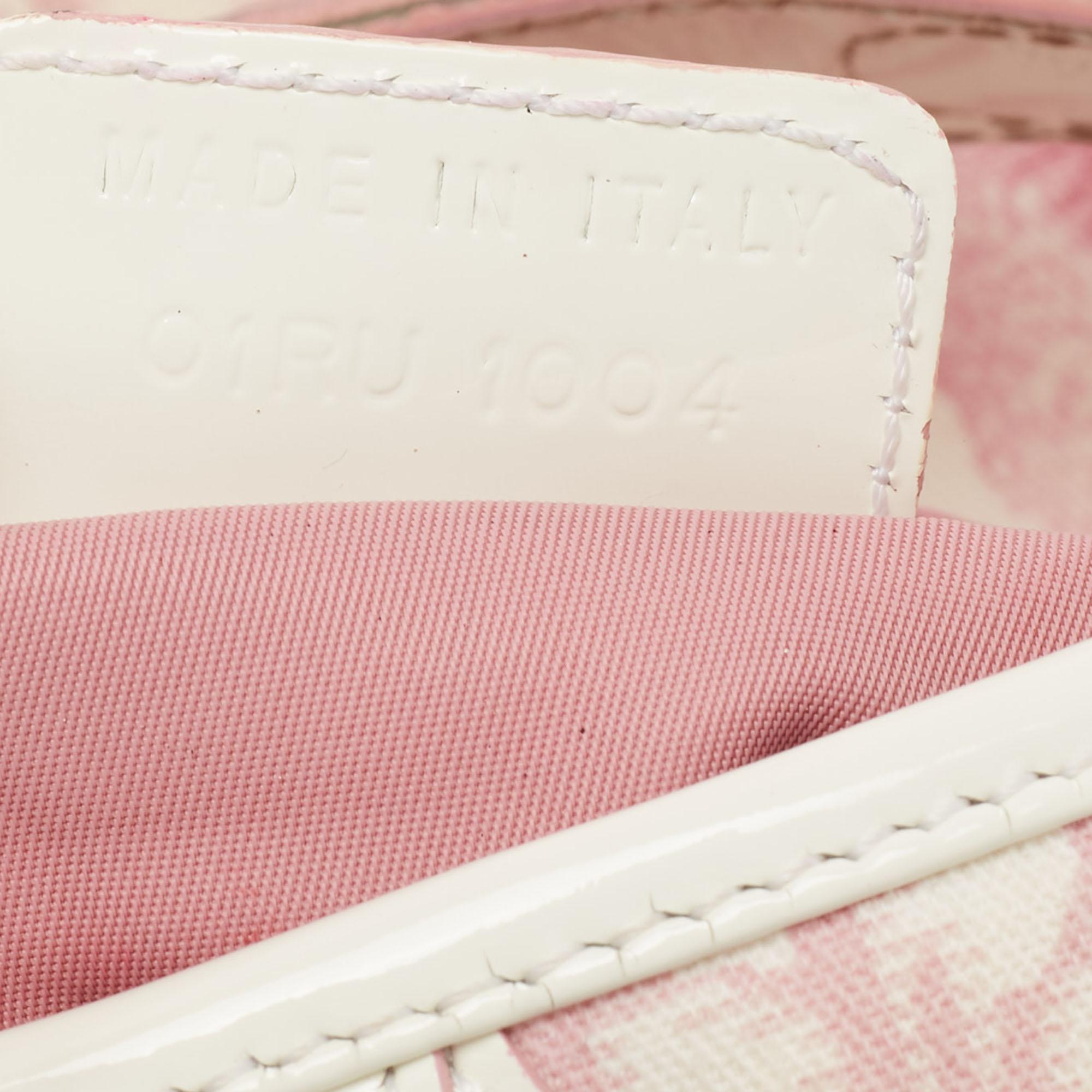 Dior Satteltasche aus bedrucktem Segeltuch und Lackleder in Dunkelrosa/Weiß im Zustand „Gut“ in Dubai, Al Qouz 2