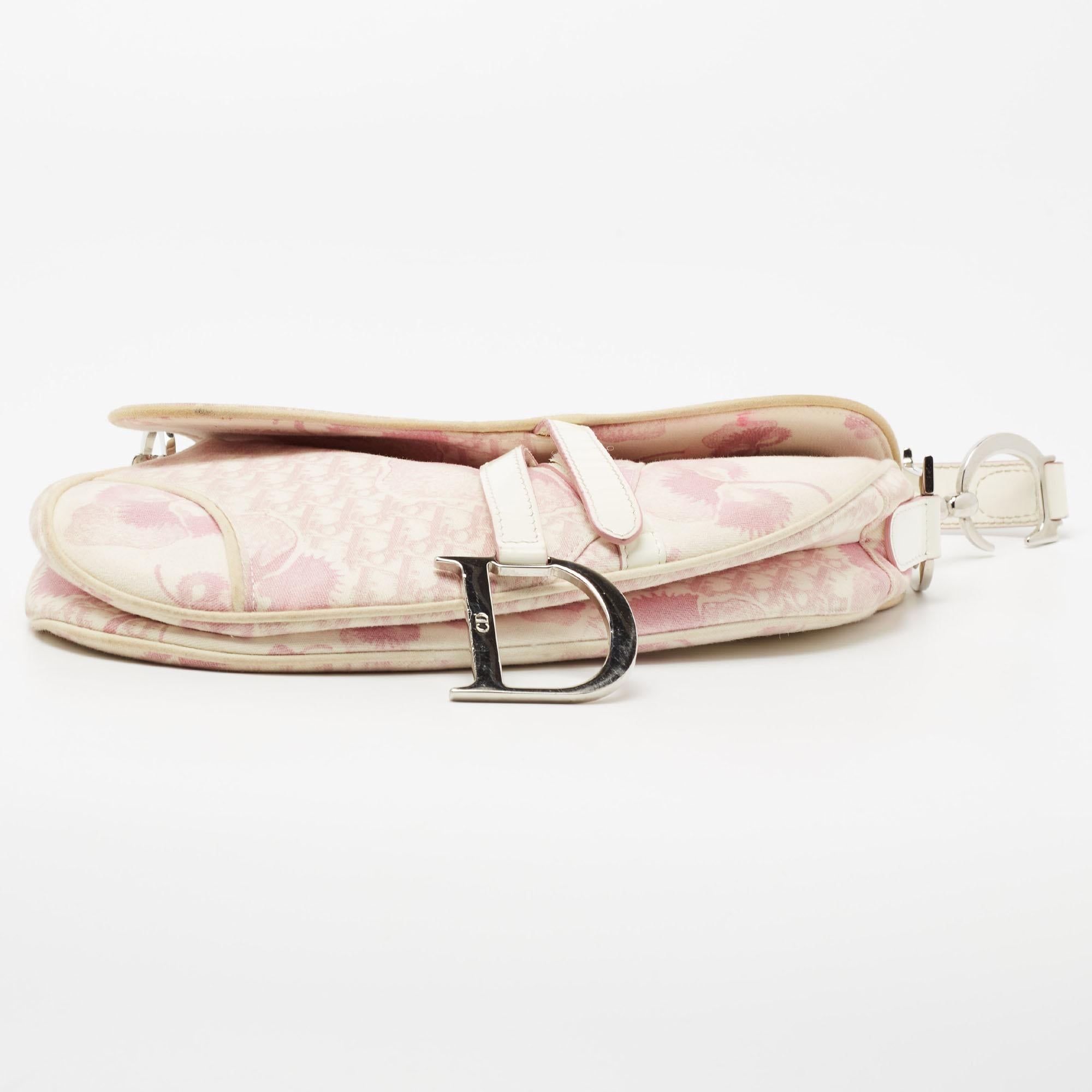 Dior Satteltasche aus bedrucktem Segeltuch und Lackleder in Dunkelrosa/Weiß 2