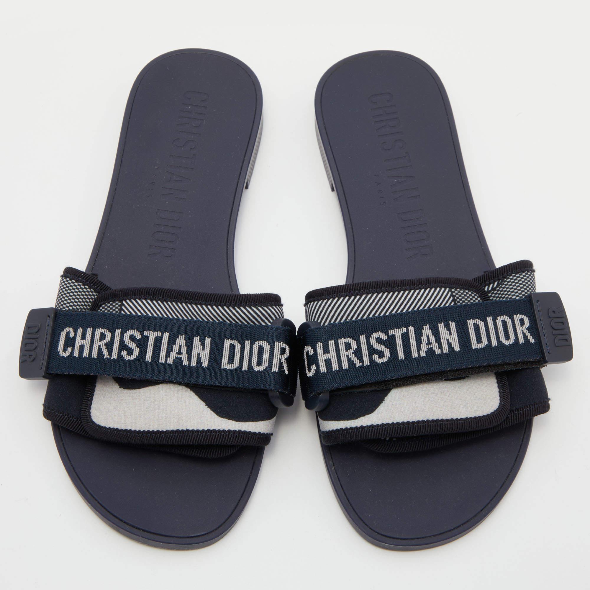 Bring comfort and luxury to your closet with these Dio(r)evolution flat slides from the House of Dior. Crafted using printed fabric, they flaunt logo prints on the upper strap, which grants them a signature look. Their mesh lining and easy slip-on