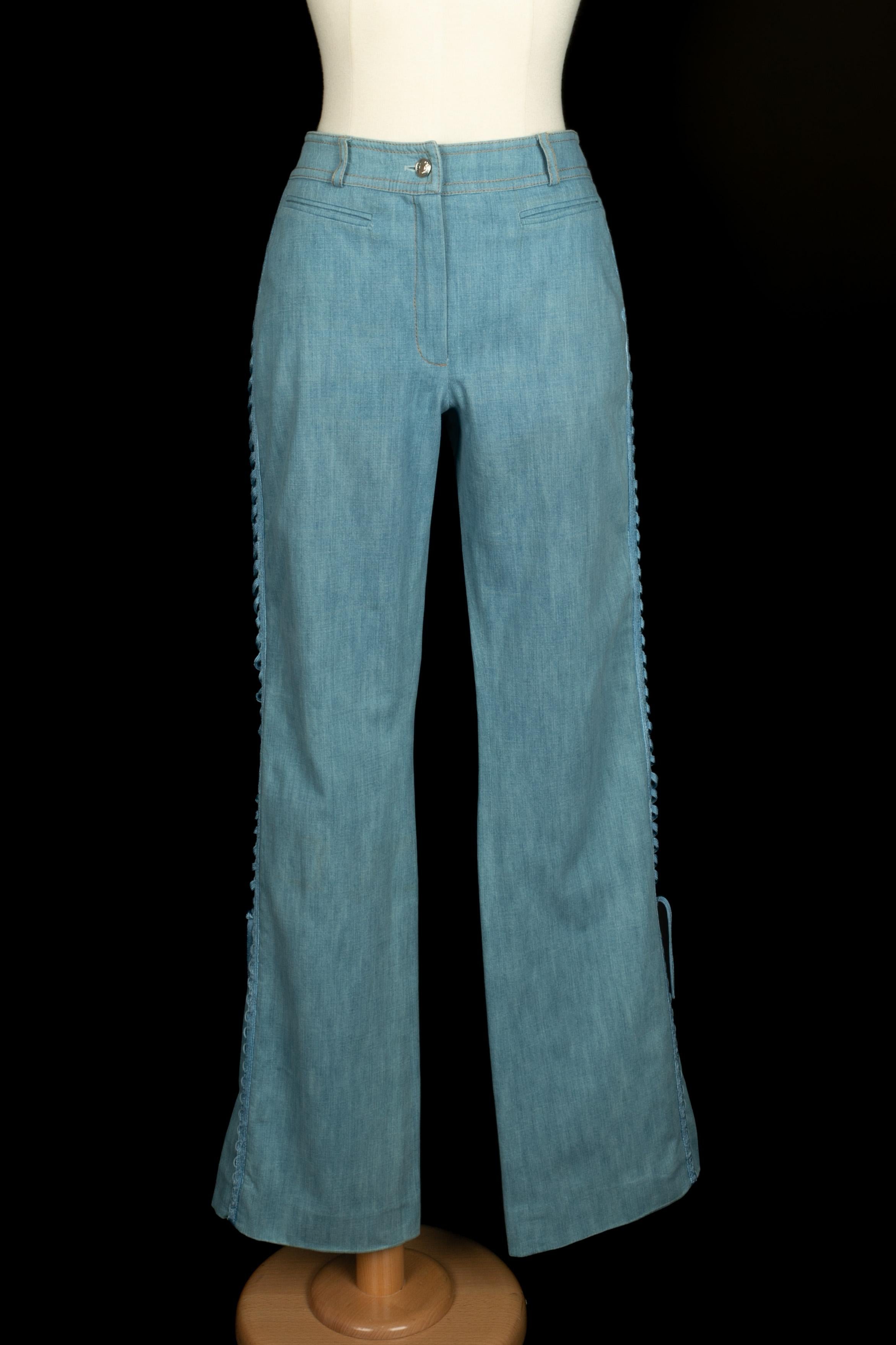 DIOR - (Made in France) Blaue Denim-Hose mit seitlicher Schnürung. Größe 38FR. 2002 Herbst-Winter Collection unter der künstlerischen Leitung von John Galliano.

Bedingung:
Sehr guter Zustand

Abmessungen:
Taille: 36 cm - Länge: 103 cm

SKU:FJ201