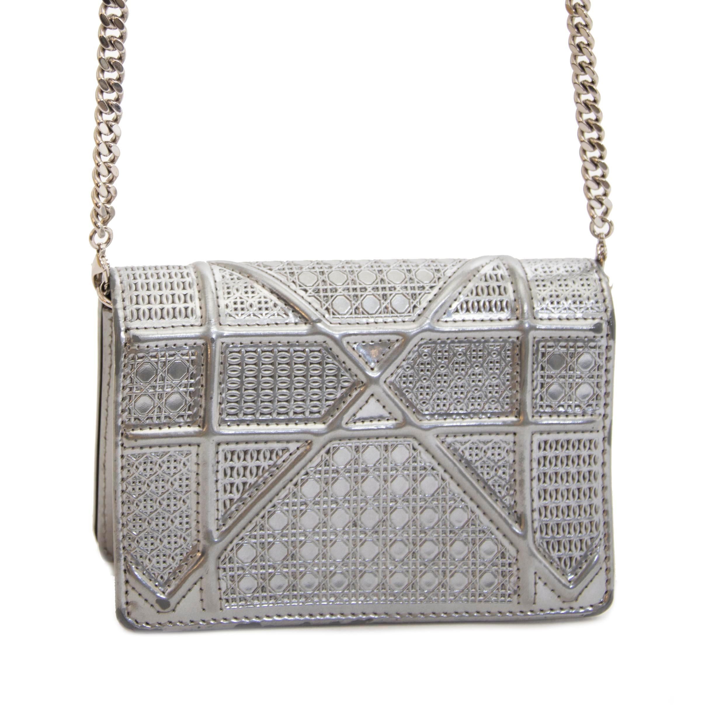 Very good condition

Dior Diorama Mini Silver Bag

Mini is the new maxi in the bag department.
Pair this mini silver Diorama bag up with other xs bags for the perfect look.
The bag has one compartment and has a side pocket for cards.
It comes with a