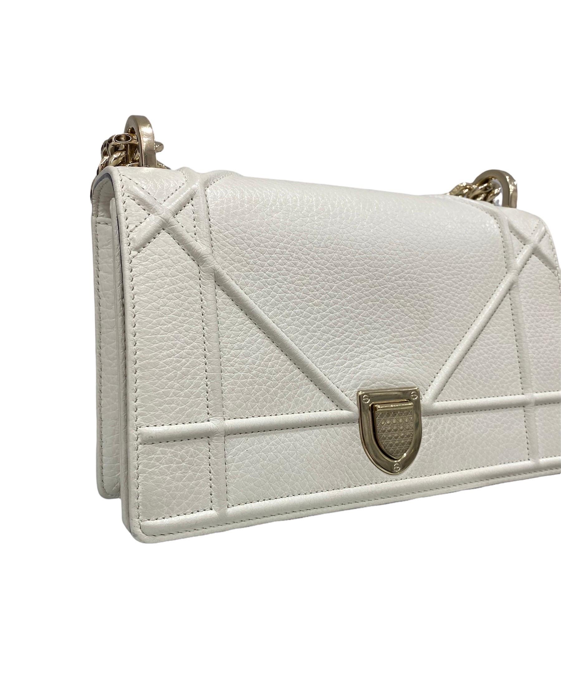 Dior signed bag, Diorama model, made of white leather with golden hardware.

Equipped with a flap with interlocking closure, internally lined in white suede, roomy for the essentials.

Equipped with a sliding leather and chain shoulder strap and an