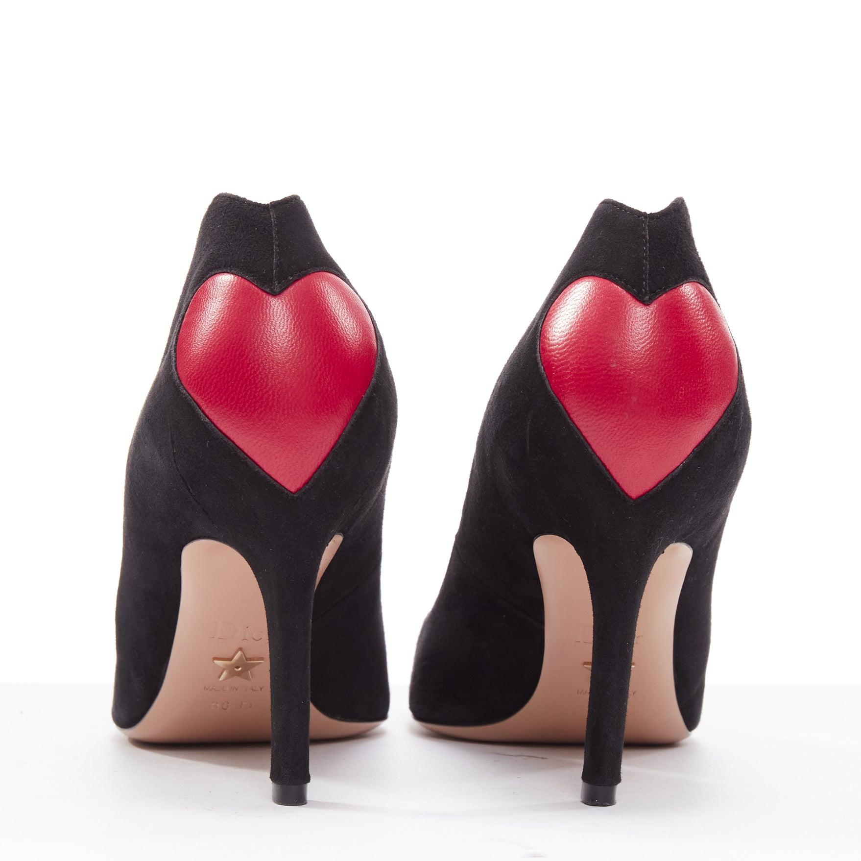 DIOR Dioramour red leather heart black suede curved heeled pumps EU38
Reference: KEDG/A00302
Brand: Dior
Collection: Dioramour
Material: Suede, Leather
Color: Black, Red
Pattern: Solid
Closure: Slip On
Lining: Nude Leather
Extra Details: Red leather