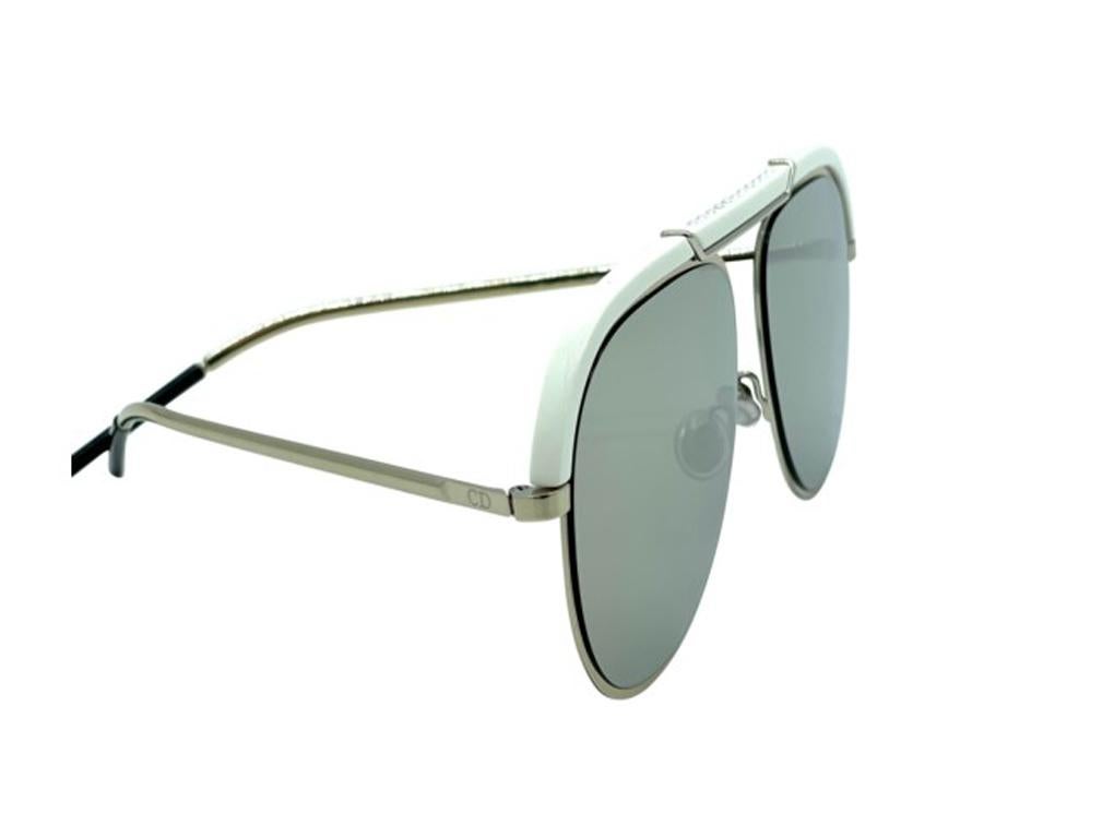 Exquisite Sonnenbrille Dior Diordesertic mit zartgoldenen Details. Ein neuwertiges Paar:: gekauft und gelagert:: nie benutzt. 
MARKE	
Dior

ZUBEHÖR	
Pflegeheft:: Etui:: Reinigungstuch:: Umkarton

FARBE	
Gold:: Elfenbein

ZUSTAND	
Wie