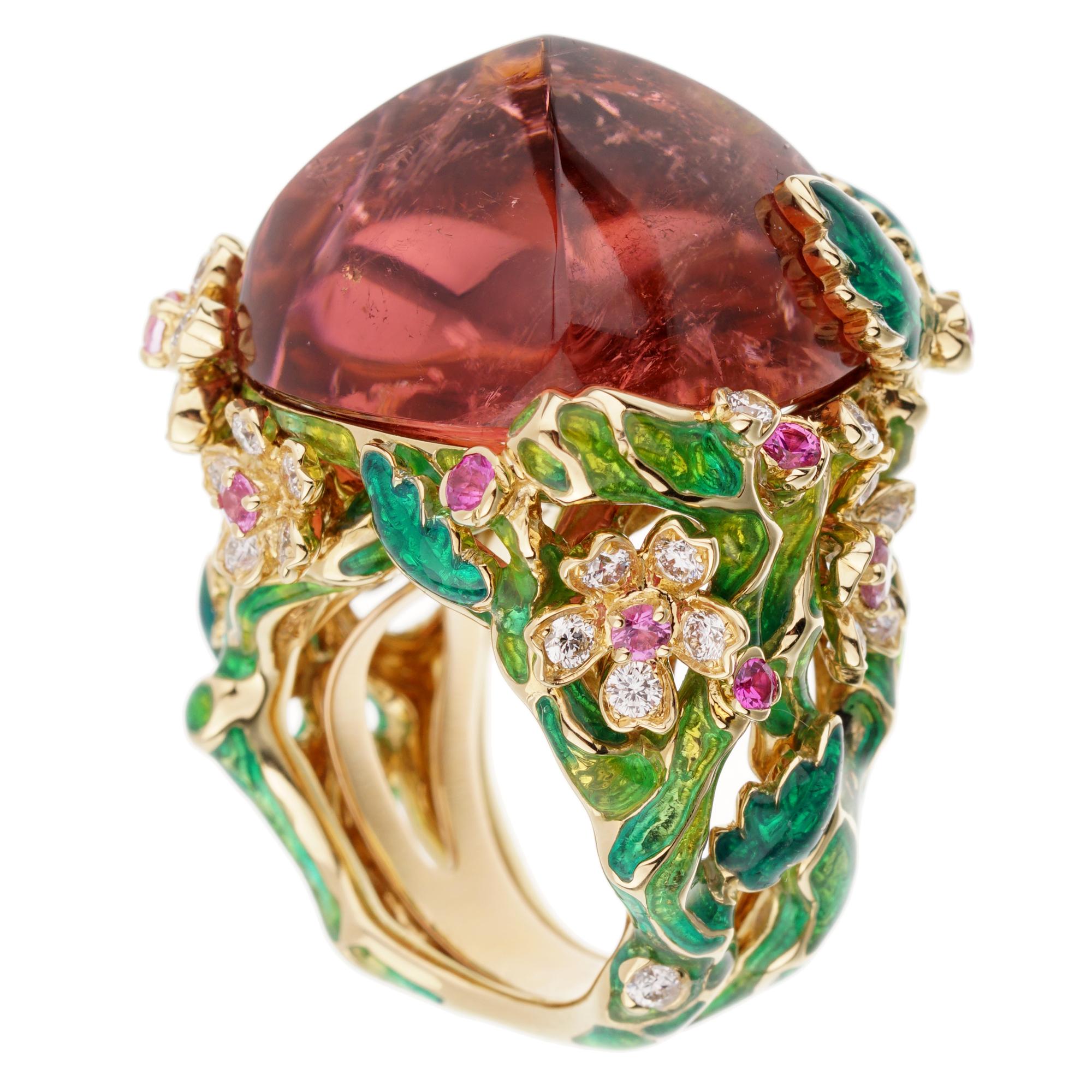 Ein Kunstwerk von Dior mit einem massiven 45-karätigen Zuckerhut-Rubellit, verziert mit Diamanten, Blumen, einem rosafarbenen Saphir und grüner Emaille im gesamten Ring. Die Diamanten haben ein Gesamtgewicht von 1,22ct und die Saphire von