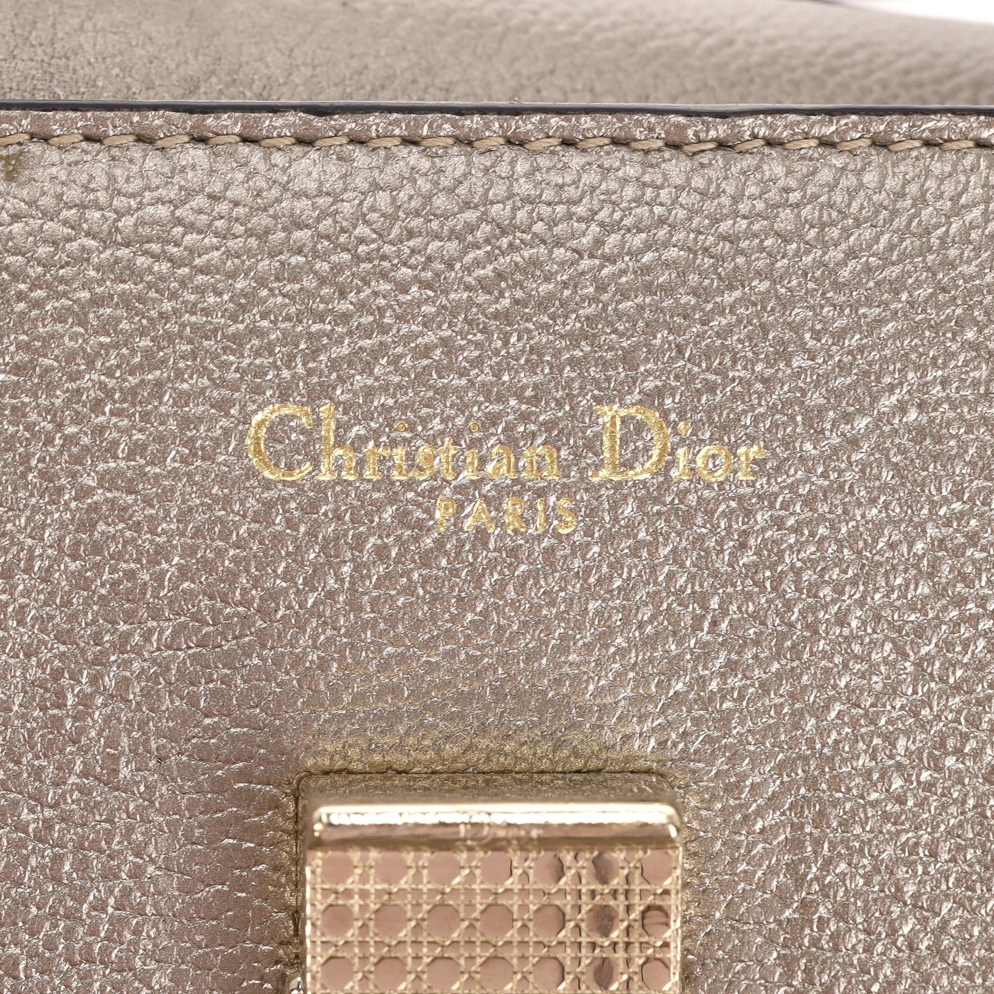 Sac à rabat moyen Dior Diorever en cuir métallisé en vente 2