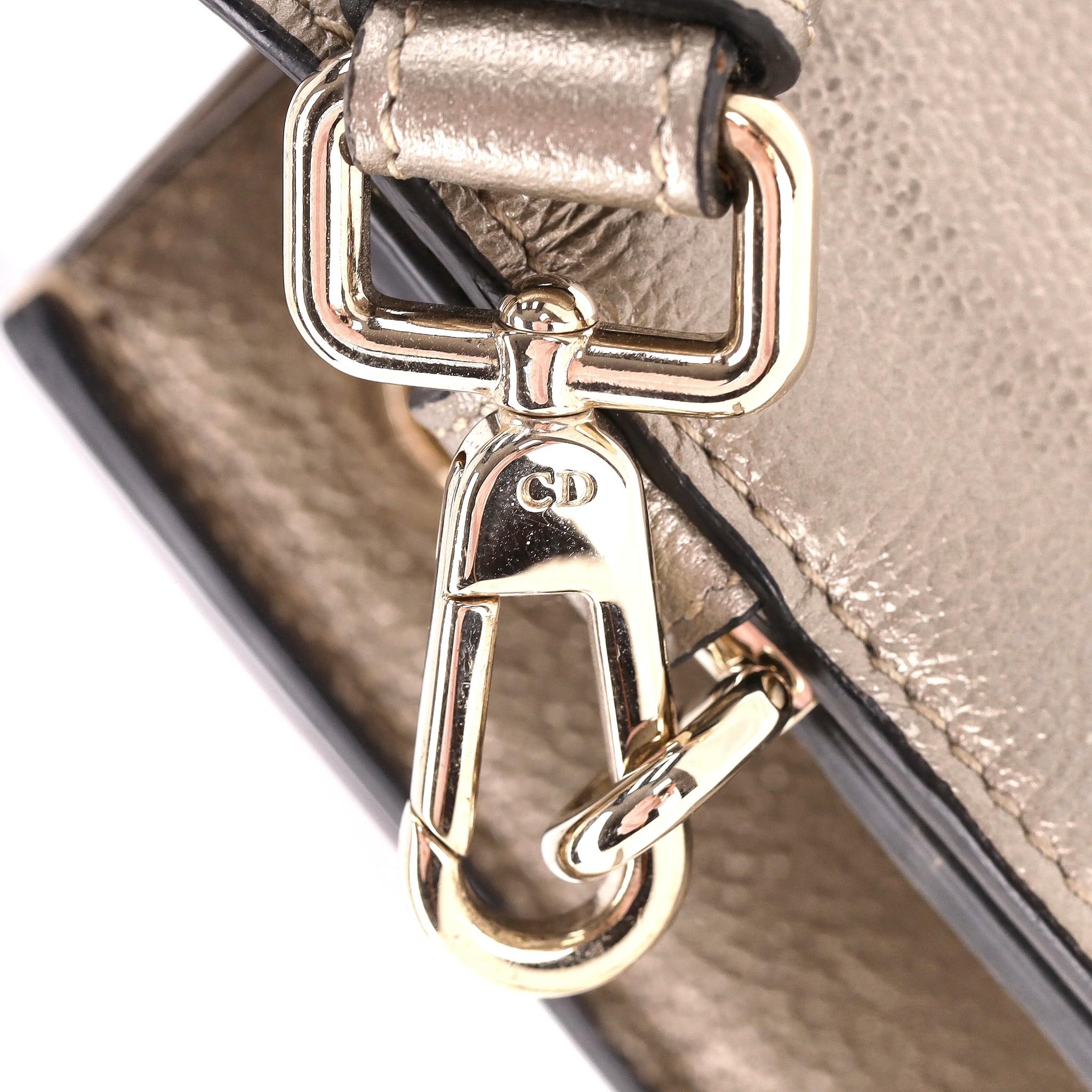 Sac à rabat moyen Dior Diorever en cuir métallisé en vente 3
