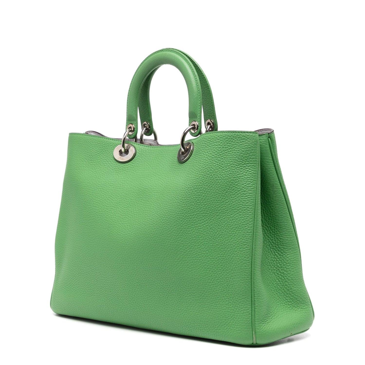 Grass green
Two top handles
Silver-tone hardware
Dior letter charms
Detachable shoulder strap
Snap button closure
Leather lined interior
Condition: Very Good
Please kindly note all items have been previously used and present some signs of wear