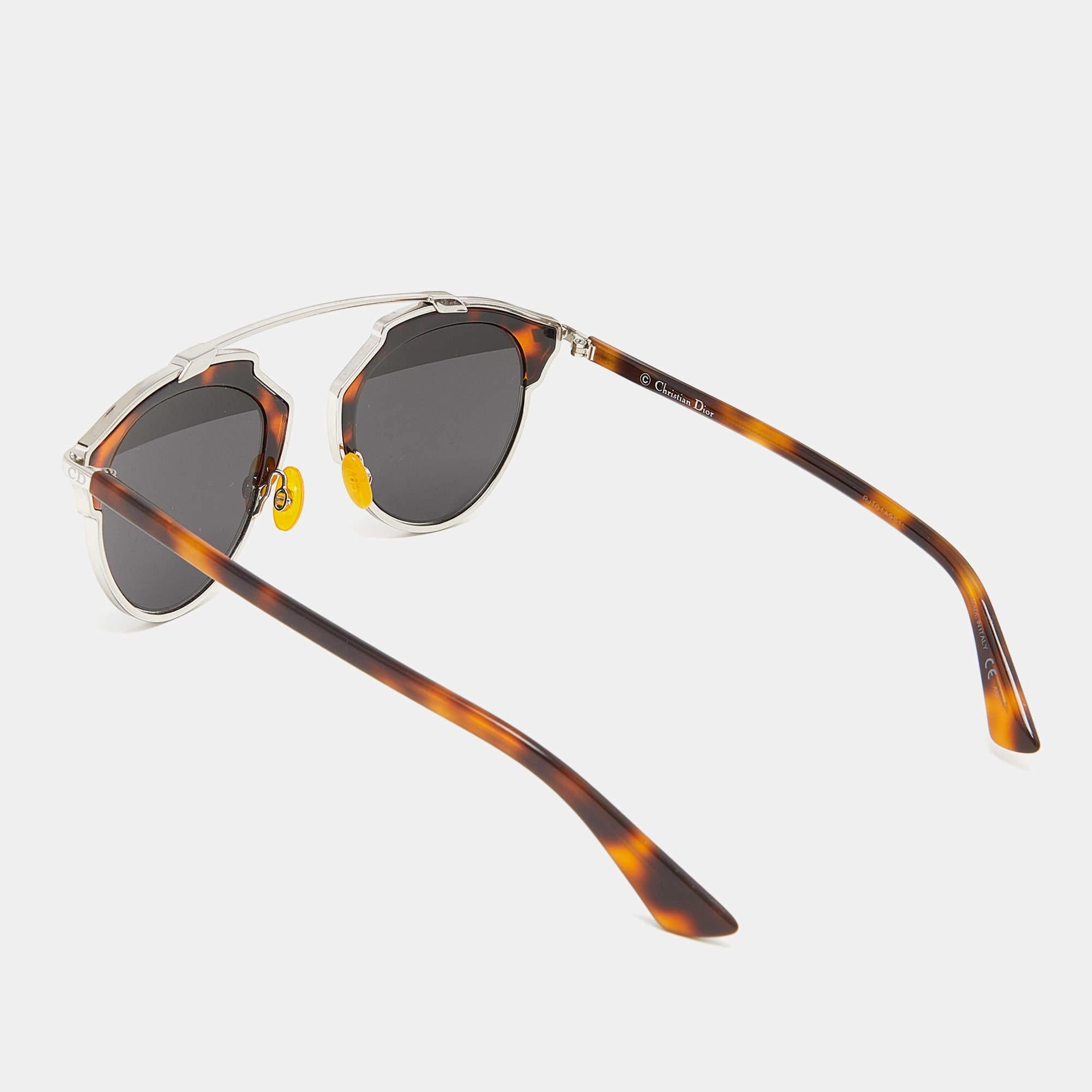 Der elegante Rahmen und die hochwertigen Gläser machen diese Sonnenbrille zu einem modischen Accessoire, das man einfach haben muss. Das von Dior entworfene Paar passt am besten zu Ihren auffälligen Outfits.

Enthält
Echtheitskarte, Original-Box,
