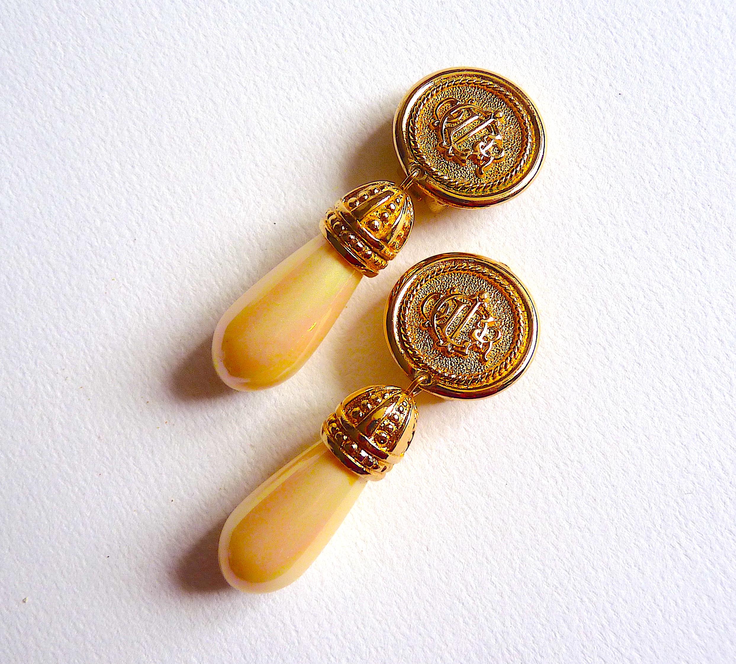 Voici une paire de boucles d'oreilles CHRISTIAN DIOR, logo Dior en métal doré terminé par une fausse perle champagne, Vintage des années 90.

Signé au dos Chr. Dior Allemagne

CONDITION : Excellent état Vintage By !

Dimensions : environ 6 X 2