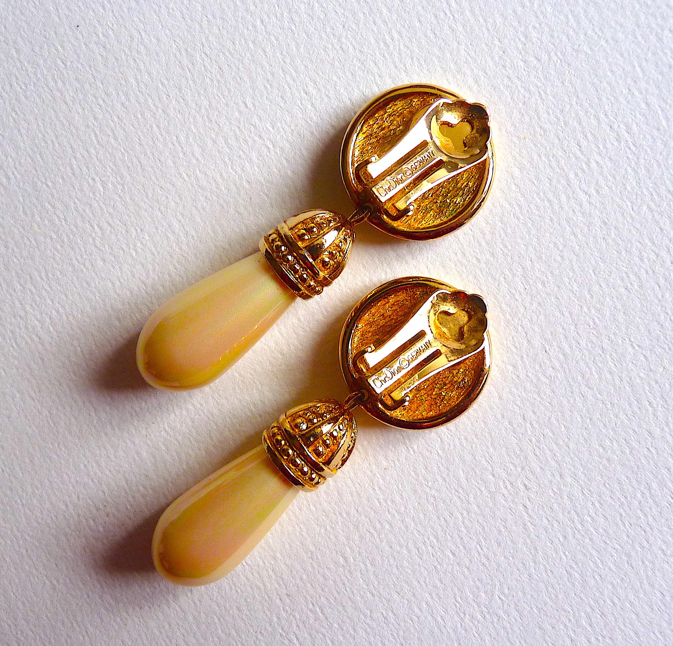 DIOR Pendants d'oreilles en perles, Boucles d'oreilles à clip avec logo Christian Dior en vente 1
