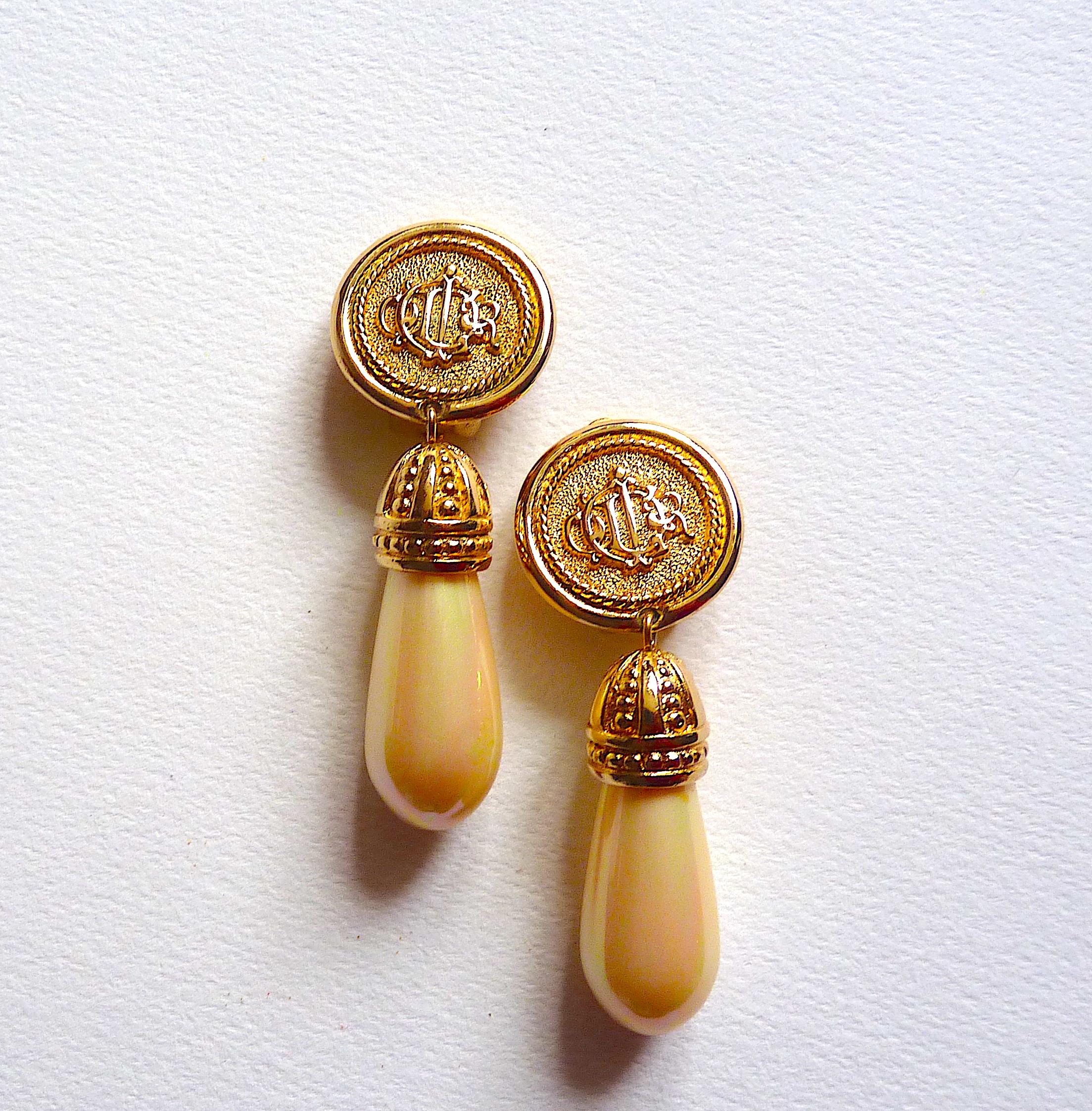 DIOR Pendants d'oreilles en perles, Boucles d'oreilles à clip avec logo Christian Dior en vente 2