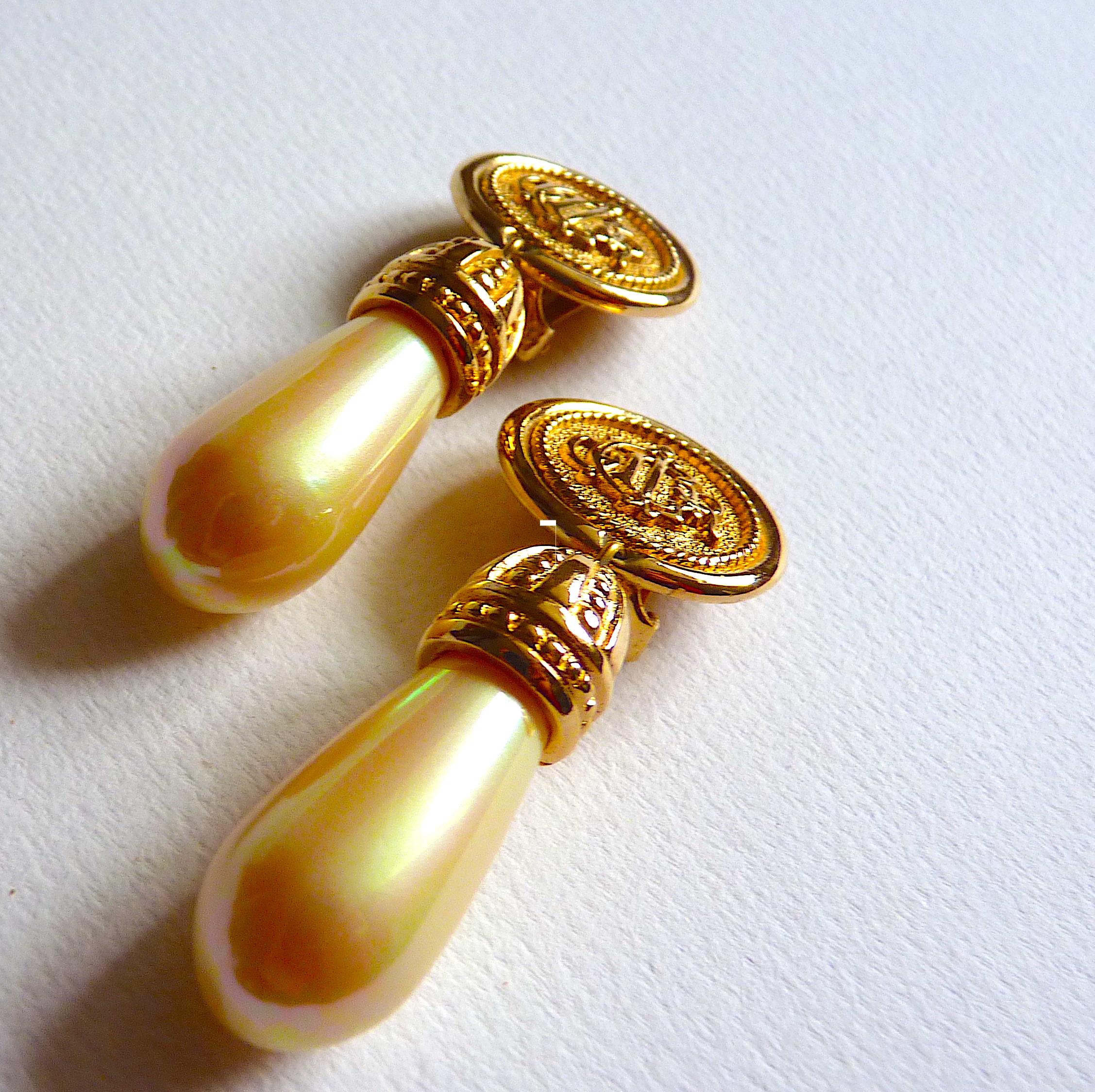 DIOR Pendants d'oreilles en perles, Boucles d'oreilles à clip avec logo Christian Dior en vente 3