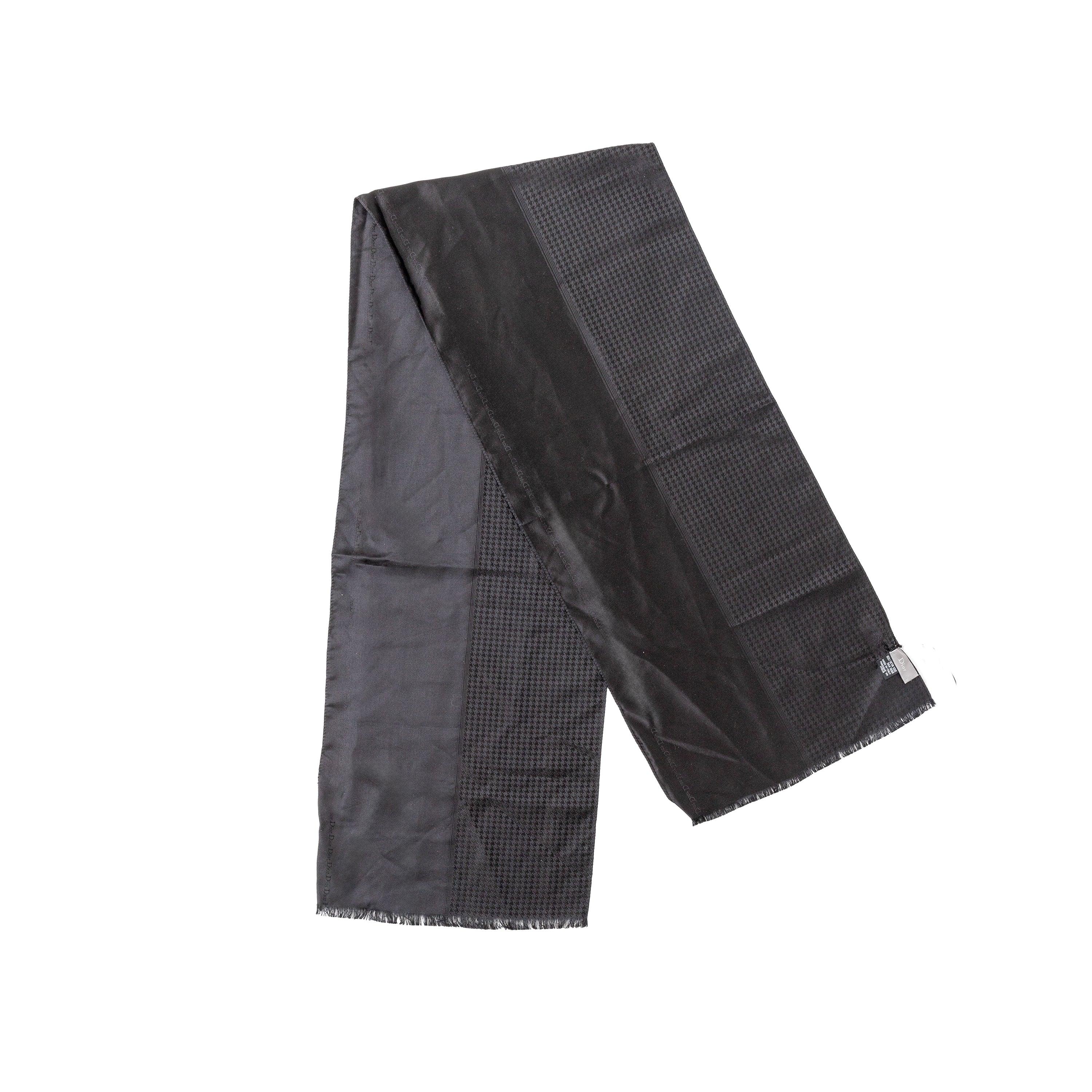 This Dior scarf is expertly crafted from 100% silk, providing a sleek and luxurious feel. The houndstooth pattern adds a touch of classic style, while the Dior logo accents on the side give it a signature touch.

Length:138;Width:27 Material: 100%