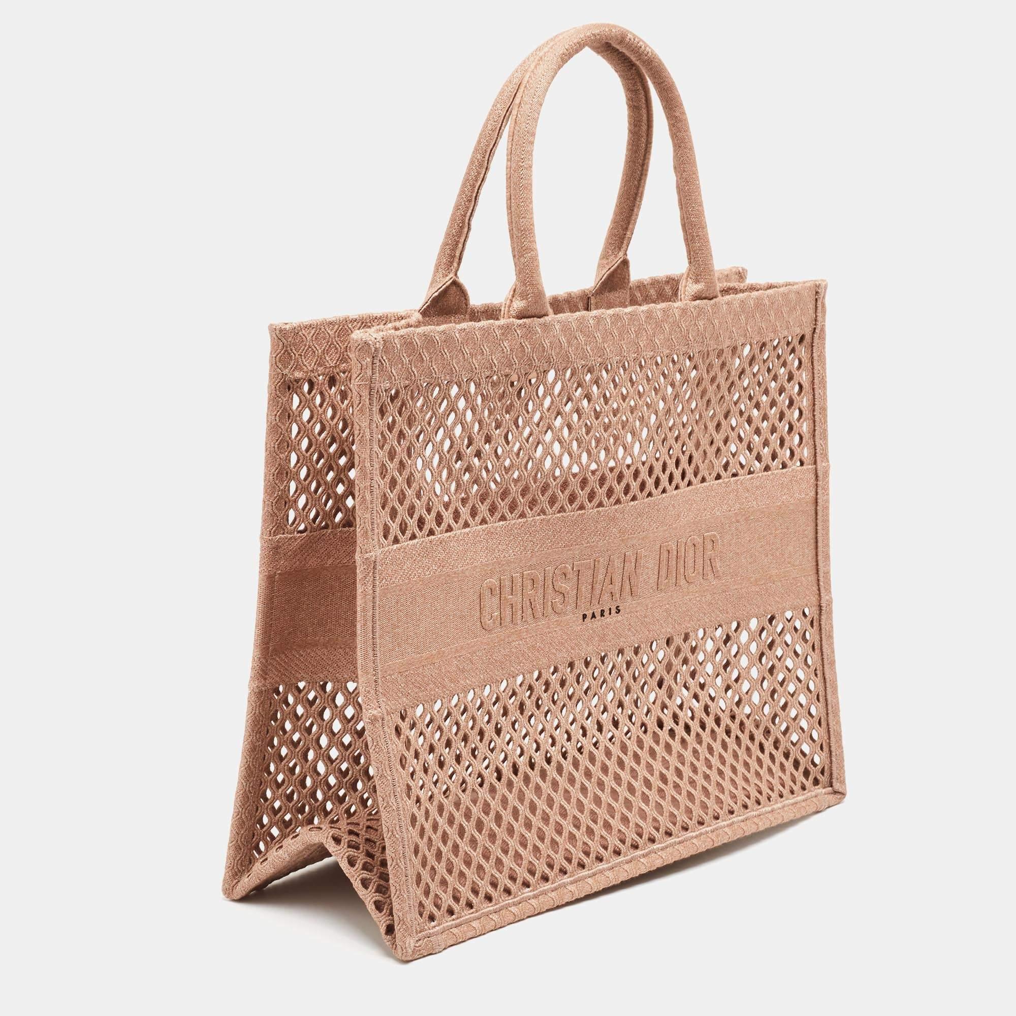 Transportez tout ce dont vous avez besoin avec style grâce à ce fourre-tout Dior Book. Fabriqué à partir des meilleurs matériaux, c'est un accessoire qui promet un style et une utilisation durables.

