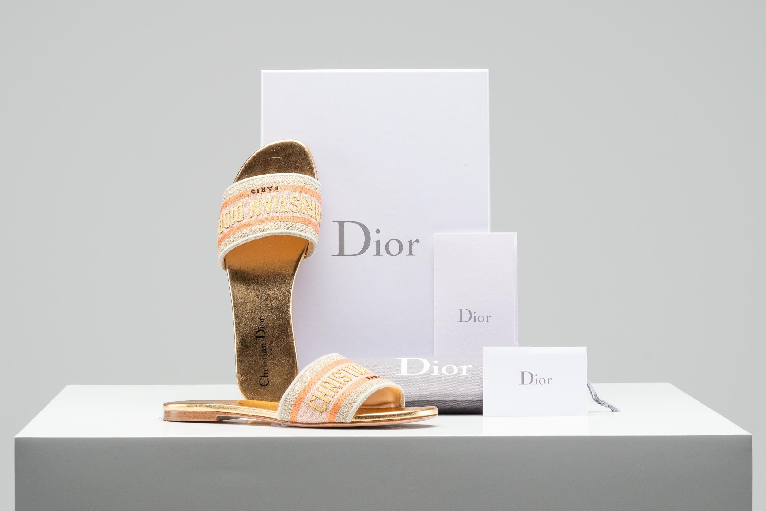 From the collection of SAVINETI we offer these pair of Dior Dway Sandals:
- Brand: Dior
- Model: Dway Slides Sandals
- Size: 37 1/2
- Materials: Matte leather insole, Rubber sole with engraved star, Christian Dior's lucky symbol
- Condition: Very