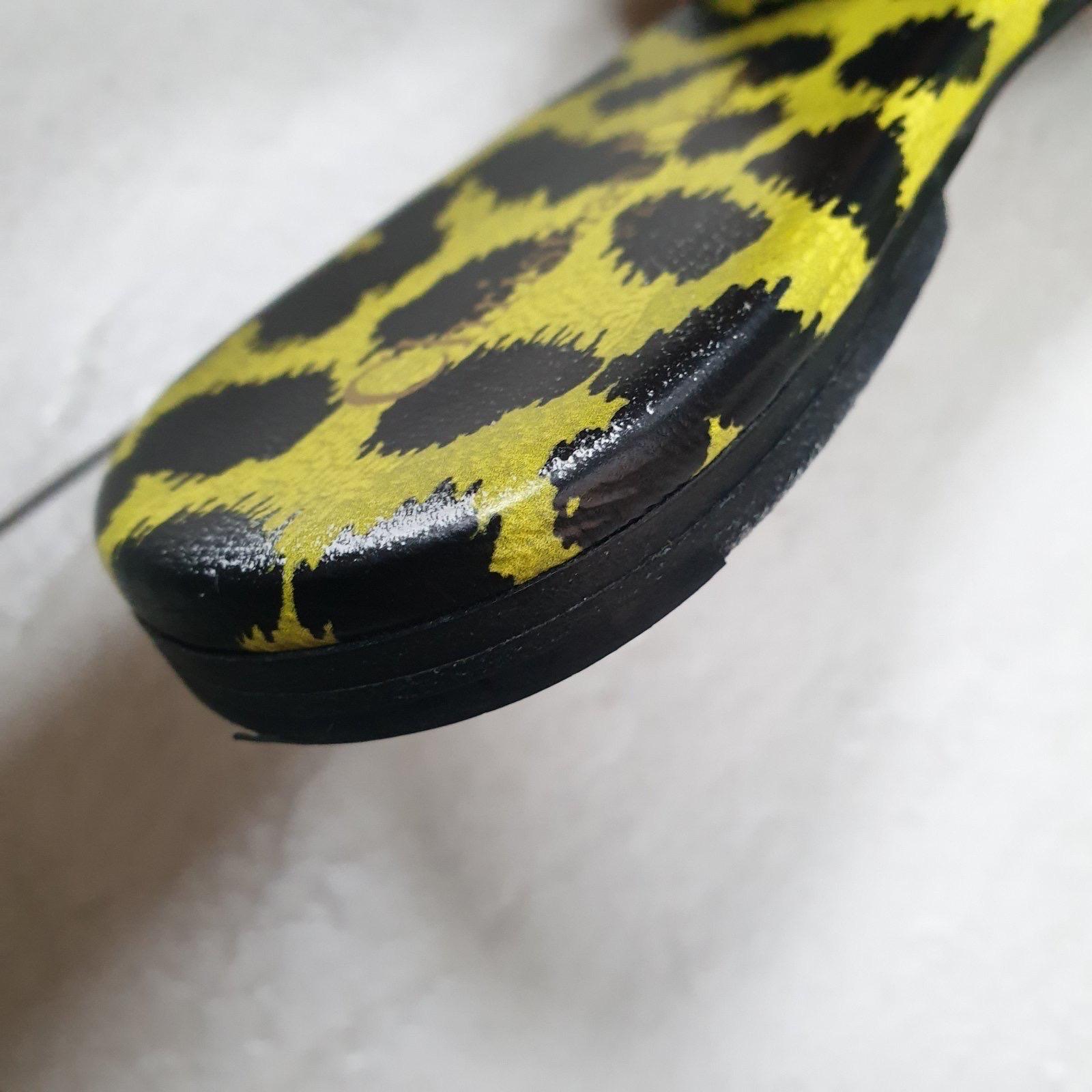 La Dway è uno stile emblematico e senza tempo, caratterizzato dal motivo Pop Mizza, una nuova e colorata rivisitazione del motivo leopardato proveniente dagli archivi della Maison. La tomaia presenta una linea ricamata con la firma 