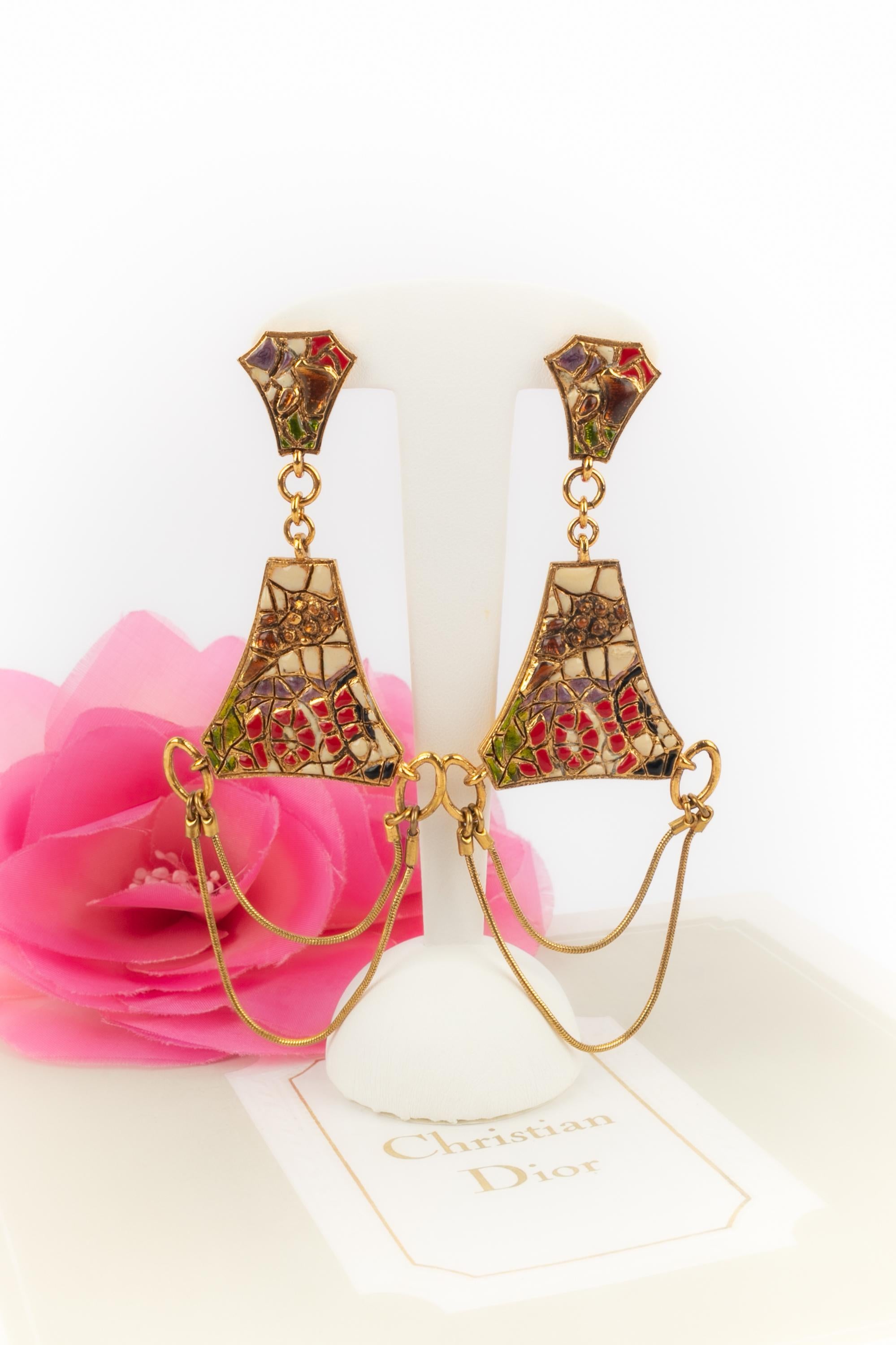 DIOR - (Made in France) Orecchini lunghi a clip in metallo dorato con smalto.

Condizioni:
Ottime condizioni

Dimensioni:
Lunghezza: 11 cm

SKU:BO433