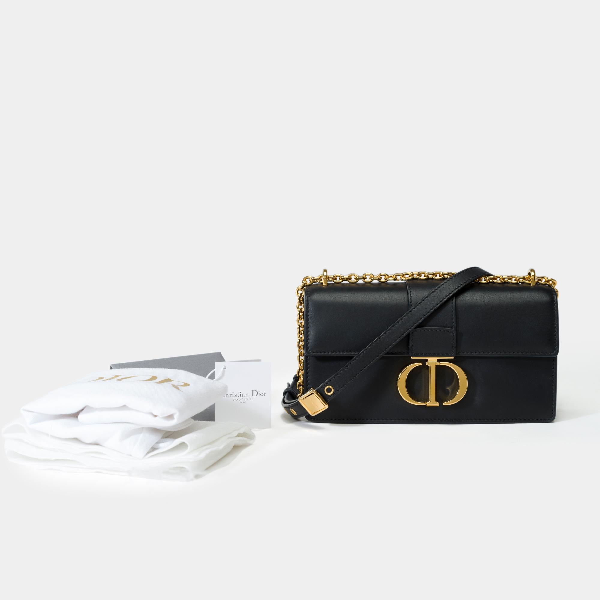 Beautiful Dior East-West of the line 30 Montaigne shoulder flap bag in black calfskin, gold metal trim allowing a hand or shoulder or crossbody carry

Flap closure
Gold metal CD Clasp
Signature 30 Montaigne embossed on the back
Adjustable and