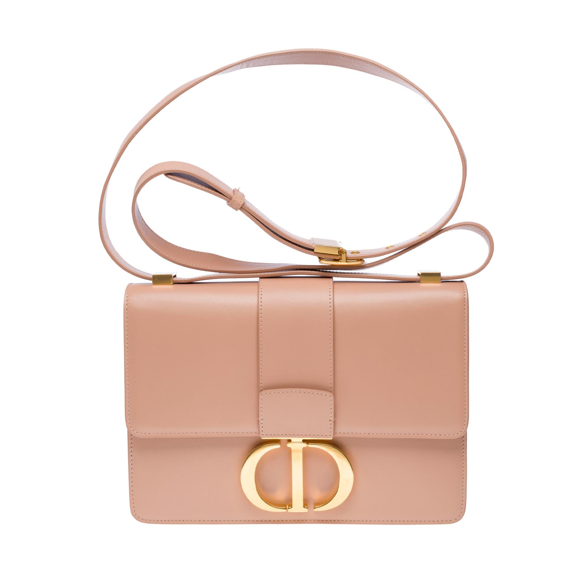 Magnificent​ ​Dior​ ​East-West​ ​bag​ ​from​ ​the​ ​30​ ​Montaigne​ ​line​ ​with​ ​flap​ ​in​ ​pink​ ​calfskin​ ​leather,​ ​featuring​ ​gold-tone​ ​hardware,​ ​allowing​ ​it​ ​to​ ​be​ ​carried​ ​by​ ​hand,​ ​on​ ​the​ ​shoulder,​ ​or​