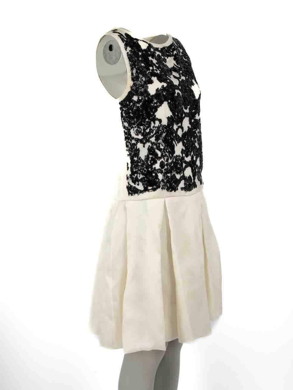 CONDIT ist sehr gut. Minimale Abnutzung des Kleides ist offensichtlich. Minimale Abnutzungserscheinungen an beiden Unterarmen mit verfärbten Flecken auf diesem gebrauchten Christian Dior Designer Wiederverkaufsartikel.
