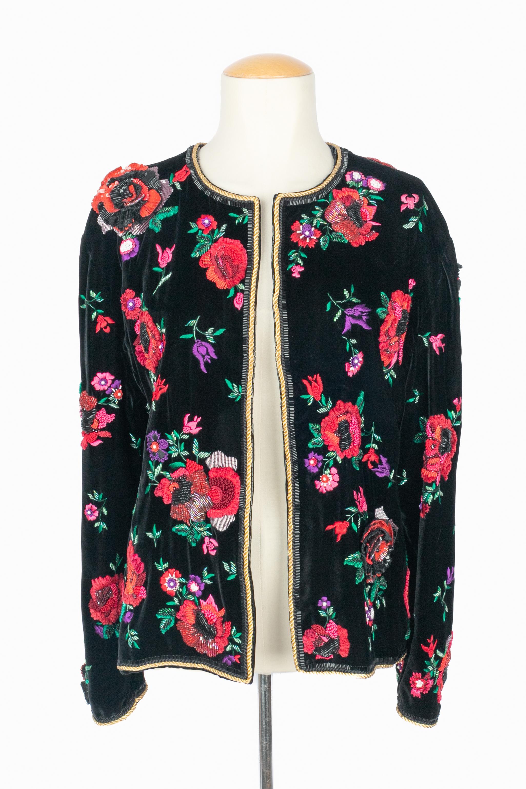 DIOR - (Made in France) Samtjacke, bestickt mit Blumen aus Perlen, Samt und Seidenfäden. Zusammensetzung und Größe Etiketten fehlen, es passt ein 42FR.

Bedingung:
Sehr guter Zustand

Abmessungen:
Schulterbreite: 50 cm - Ärmellänge: 61 cm - Länge: