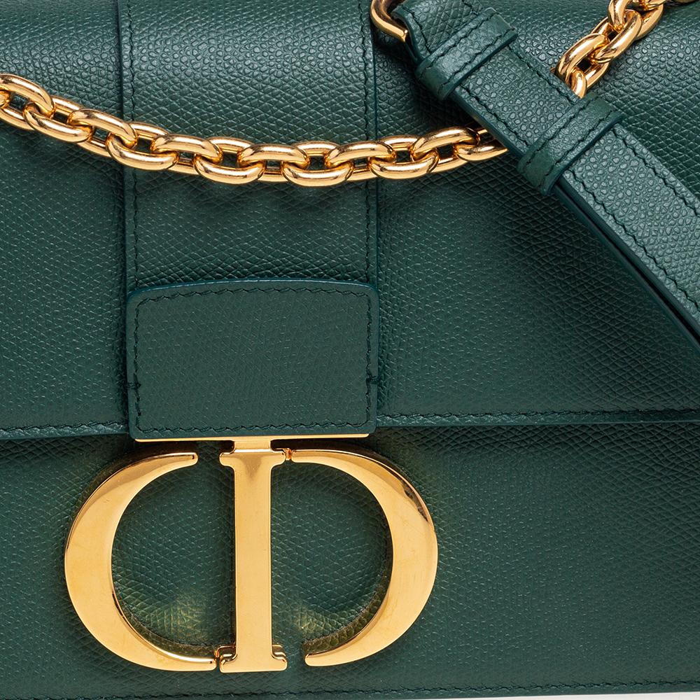 Una raffinata collaborazione tra ispirazione storica, savoir-faire artigianale ed estetica del marchio, questa borsa Montaigne 30 di Dior è una creazione ricca di eccellenza e fascino. Questa versione presenta un esterno in pelle verde smeraldo con