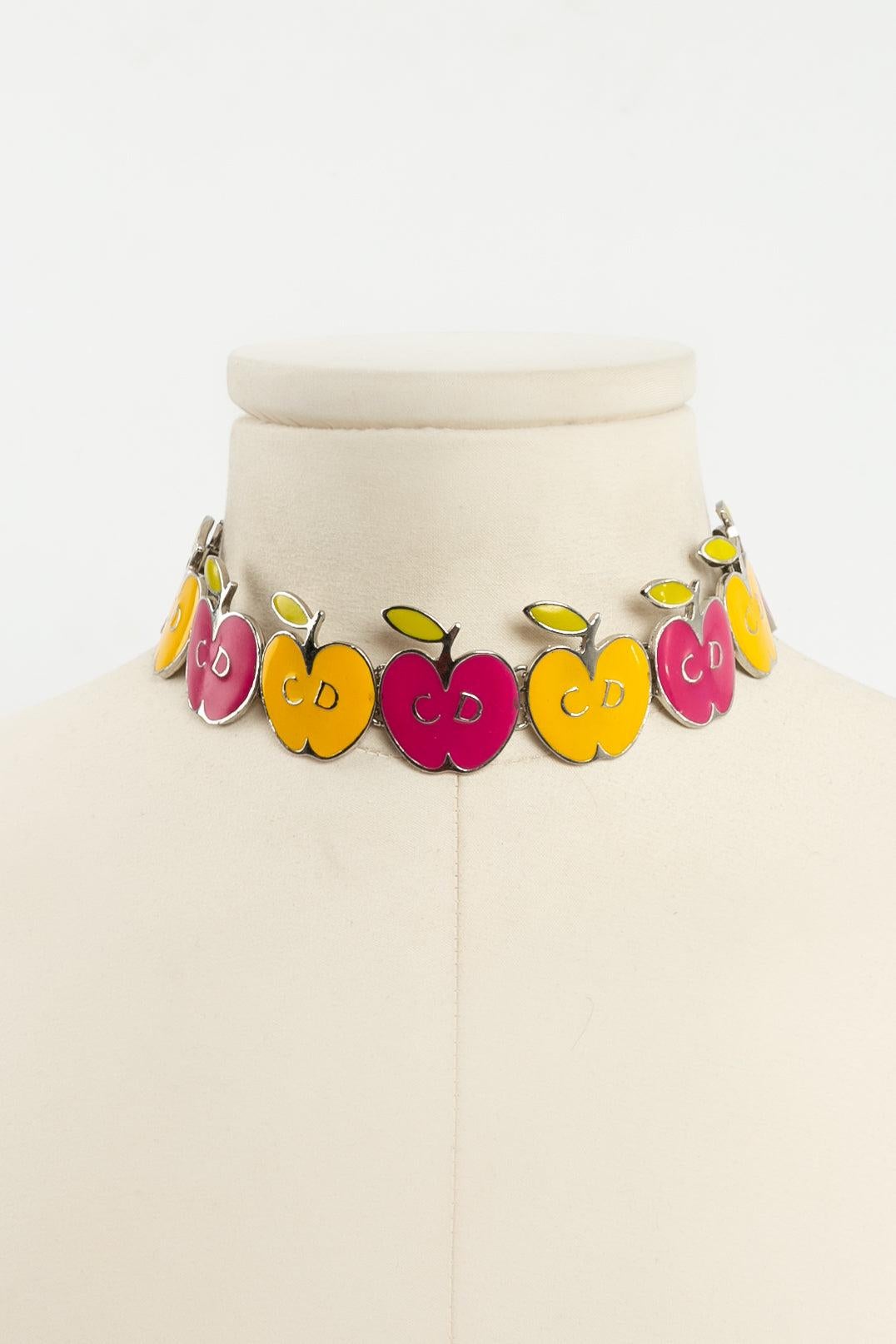 Dior - Short silver-plated necklace representing yellow and pink enameled apples. Signed on a plate.

Additional information: 
Dimensions: 41.5 cm (16.34 in) x 2 cm (0.79 in)
Condition: Very good condition
Seller Ref number: BC230