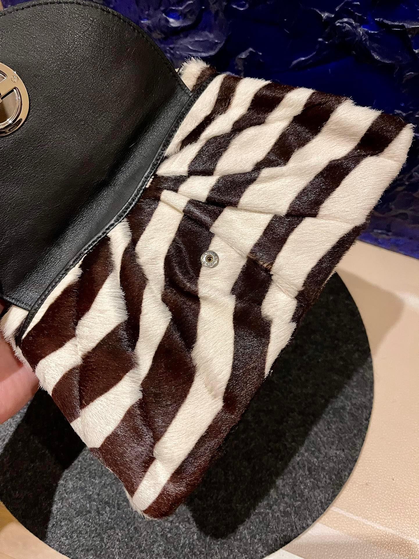Dior Pochette a busta in pelle di vitello stile pony con stampa zebrata, hardware argento in vendita 5