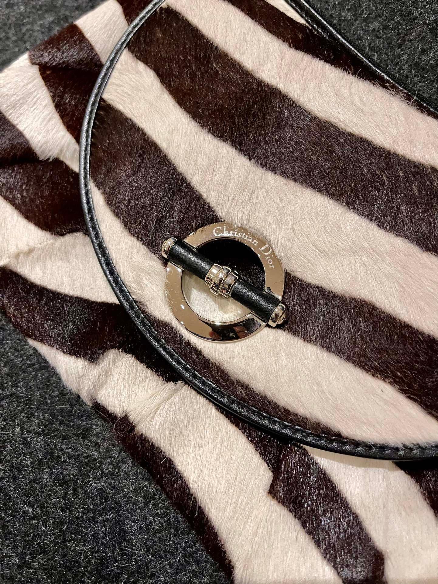 Beige Dior Pochette a busta in pelle di vitello stile pony con stampa zebrata, hardware argento in vendita