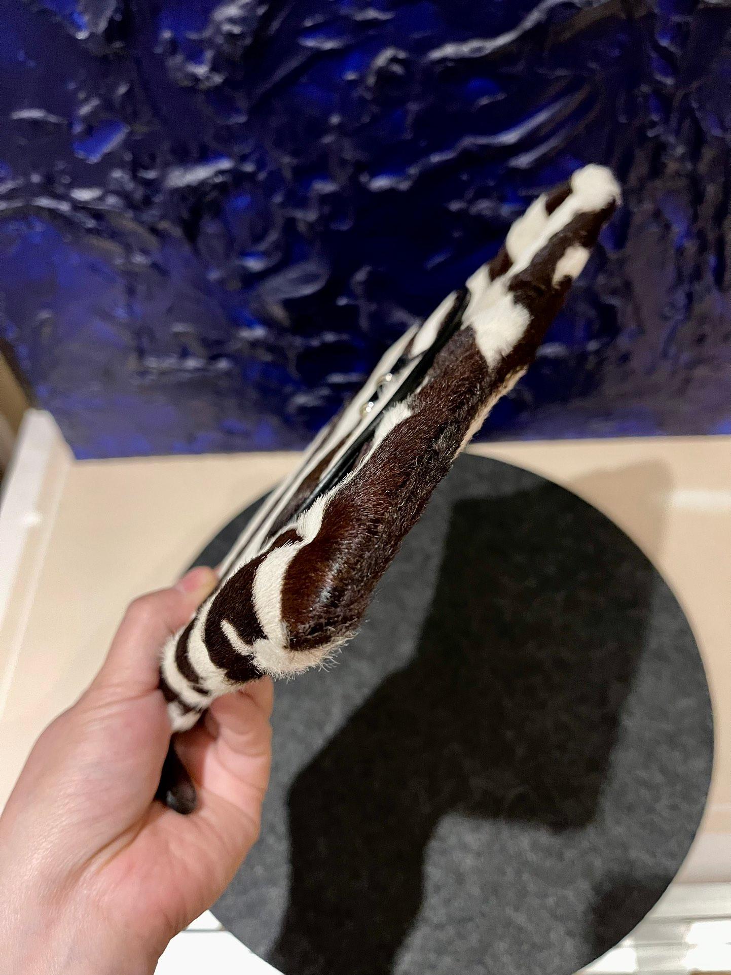 Dior Pochette a busta in pelle di vitello stile pony con stampa zebrata, hardware argento In condizioni ottime in vendita a AUBERVILLIERS, FR