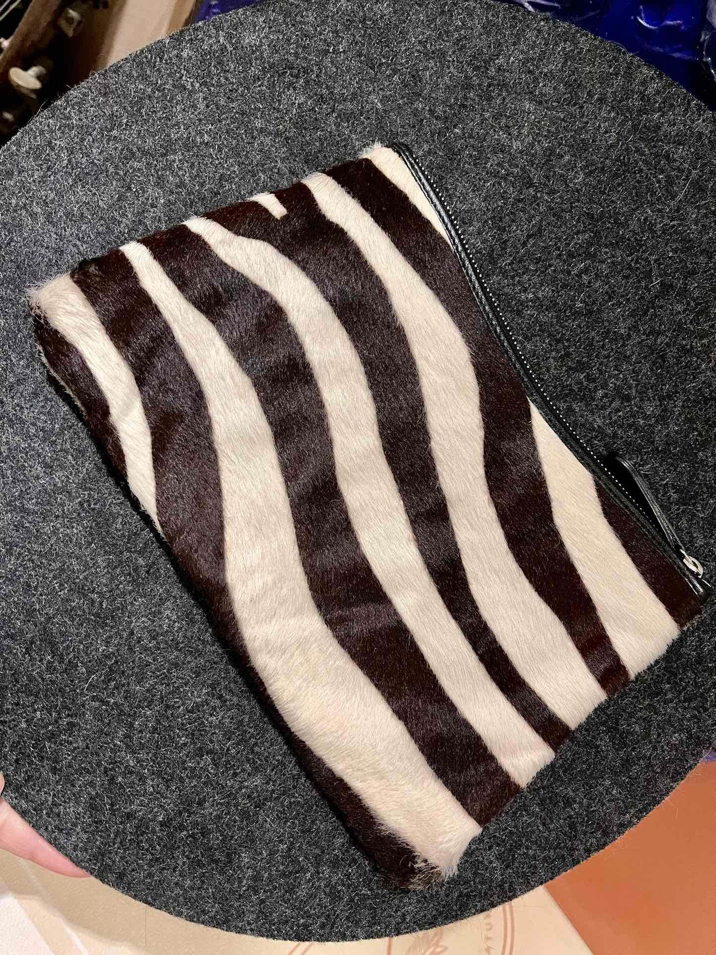 Donna Dior Pochette a busta in pelle di vitello stile pony con stampa zebrata, hardware argento in vendita