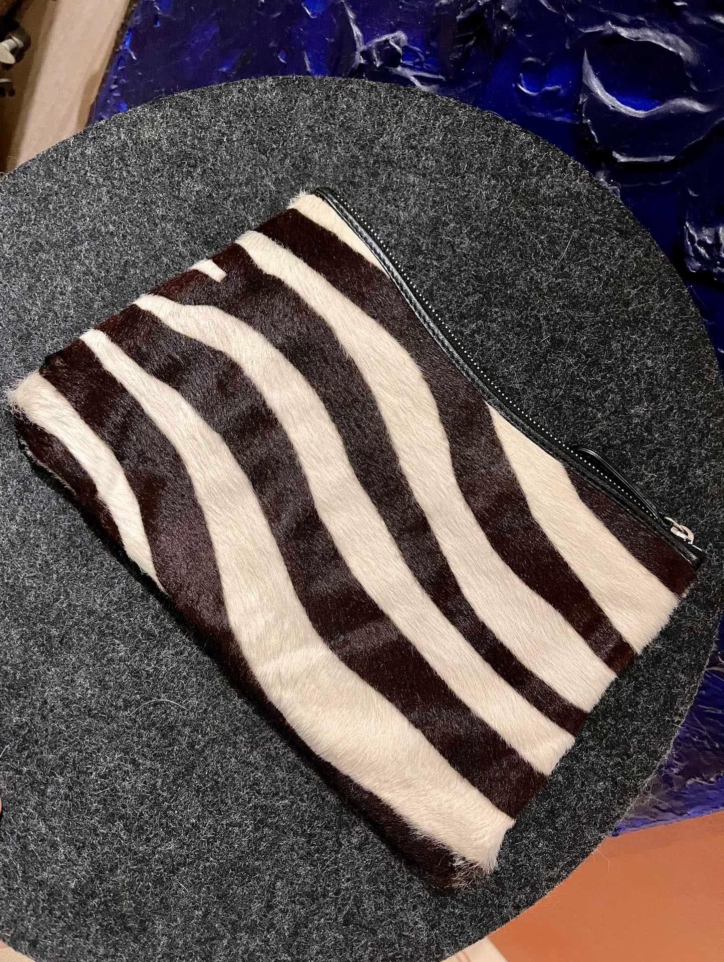 Dior Pochette a busta in pelle di vitello stile pony con stampa zebrata, hardware argento in vendita 1