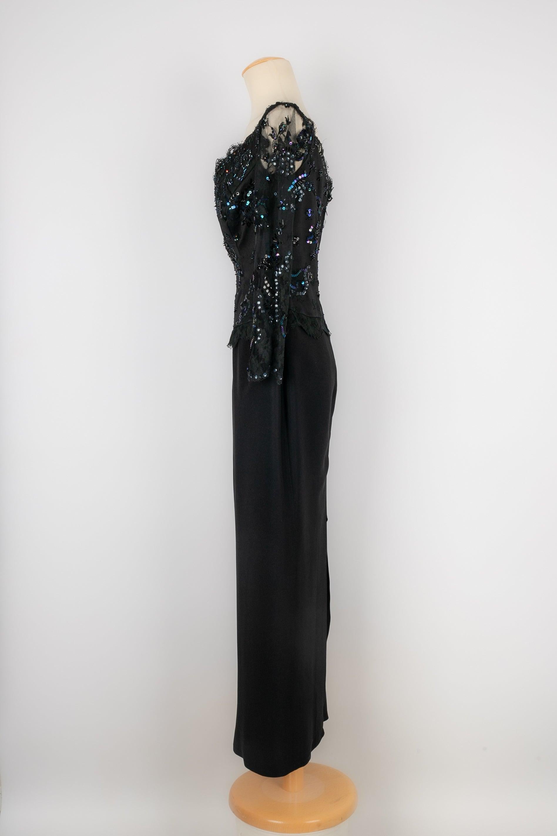 Dior - (made in France) Vestido negro de crepé y encaje bordado con lentejuelas y perlas. Sin etiqueta de talla ni composición, se ajusta a una 40FR.

Más información:
Estado: Muy buen estado
Dimensiones: Pecho: 45 cm - Cintura: 35 cm - Longitud de