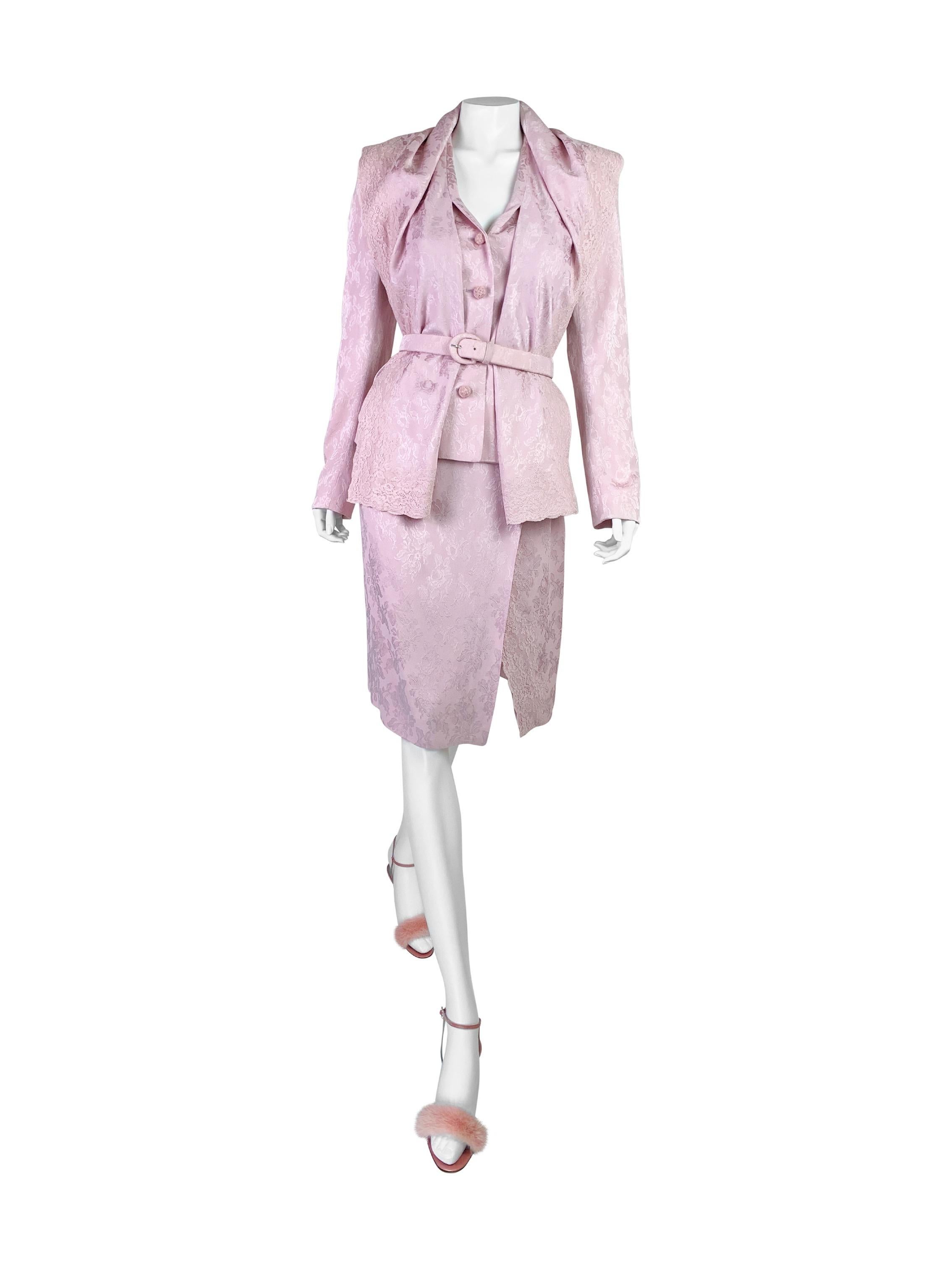 Uno splendido esempio dei primi anni di John Galliano da Dior! Questo favoloso abito è realizzato in un morbido e delicato jacquard con fodera in 100% seta.

Taglia FR38. Misure (steso in piano su un lato):

Spalla della giacca - 40 cm (15,7 in)
