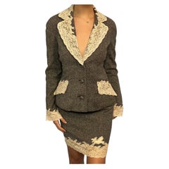 Traje de falda de dos piezas gris con detalle de dobladillo de encaje Dior Otoño 1998